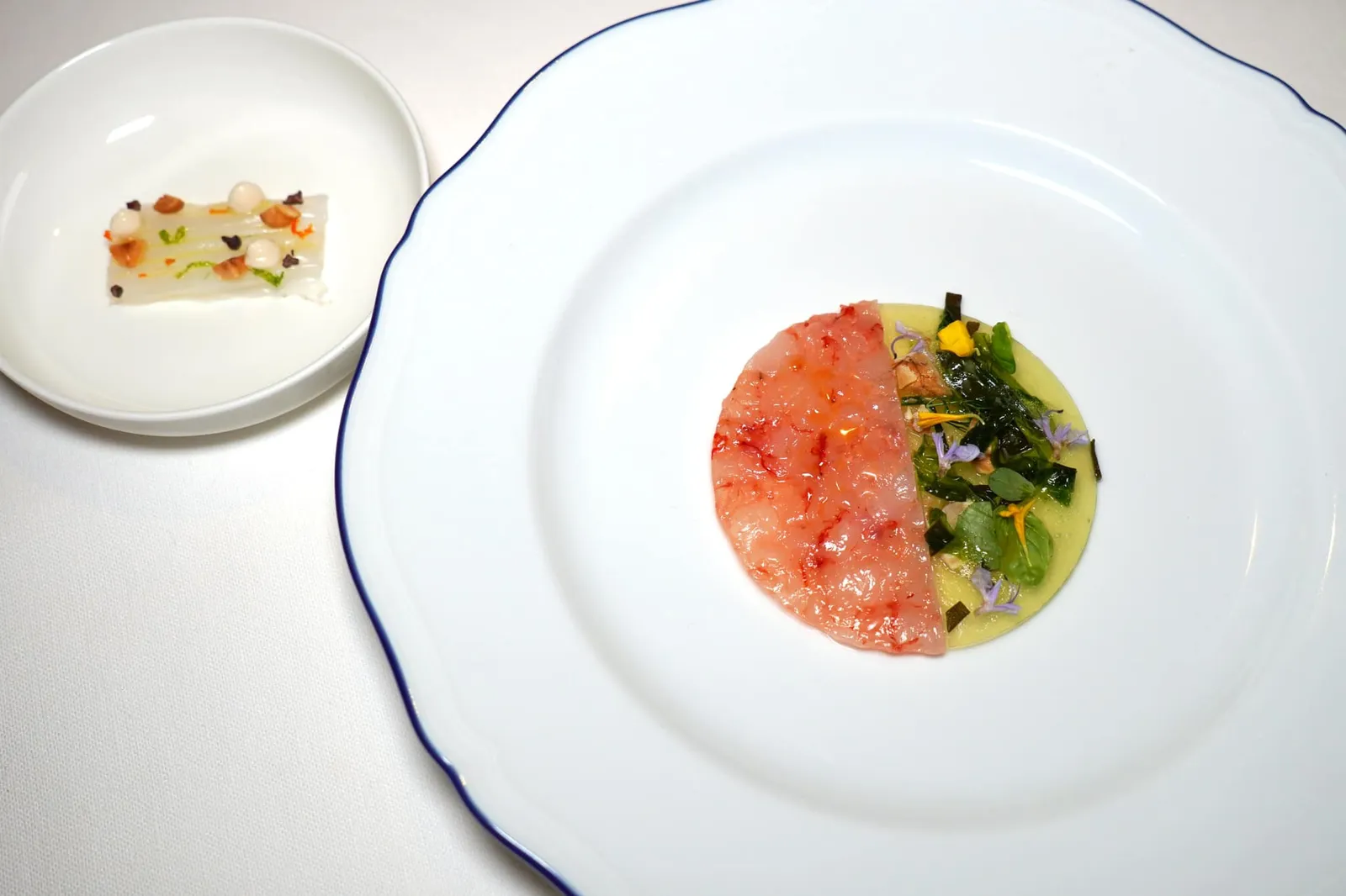 Red and white prawns, apple gel, seaweed and flowers คอร์สถัดมาเชฟแบ่งองค์ประกอบในจานออกเป็นสองส่วนเริ่มจากฝั่งซ้ายมือคือ Tartare ที่ผสมผสานเนื้อกุ้งขาวและกุ้งแดงเข้าด้วยกันเพื่อบาลานซ์รสชาติและเนื้อสัมผัส ทั้งนี้กุ้งแดงในจานยังได้มาจากชาวประมงท้องถิ่นในเมือง Fiumicino เองโดยตรงอีกด้วย (17/20)