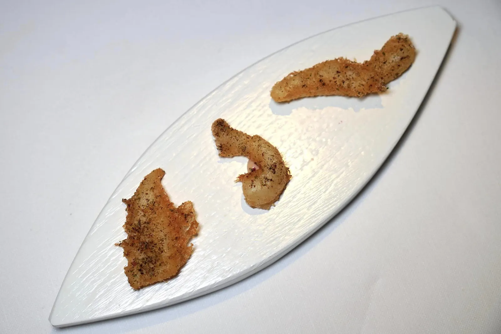 Amuse-bouche สุดท้ายคือชิ้นหมึกนุ่มหนึบชุบแป้งทอดกรอบ ด้านบนโรยด้วยผงราสเบอร์รี่ช่วยตัดความมันจากการทอดได้อย่างลงตัว (15/20)
