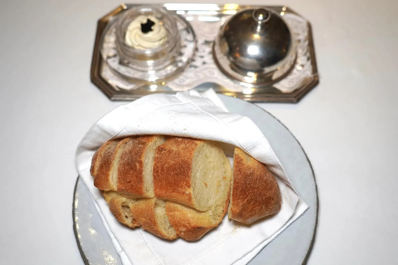 Bread and butter จากนั้นพนักงานจะนำเสิร์ฟขนมปังจากร้าน Roscioli ในกรุง Rome มาคู่กับเนย Anchovy และ Oregano