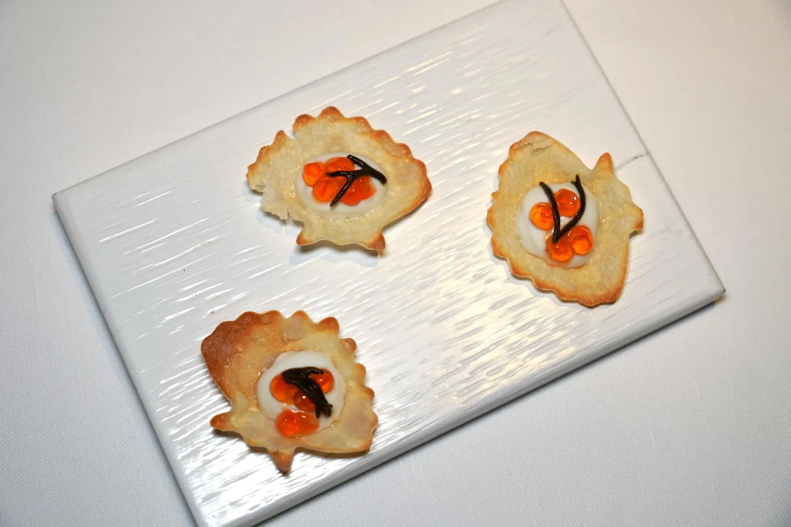 Amuse-bouche ถัดมาคือขนมปังกรอบรูปหอยเชลล์ท็อปด้วยฮาเซลนัทครีมรสหวานและไข่ปลาแซลมอน (15/20)
