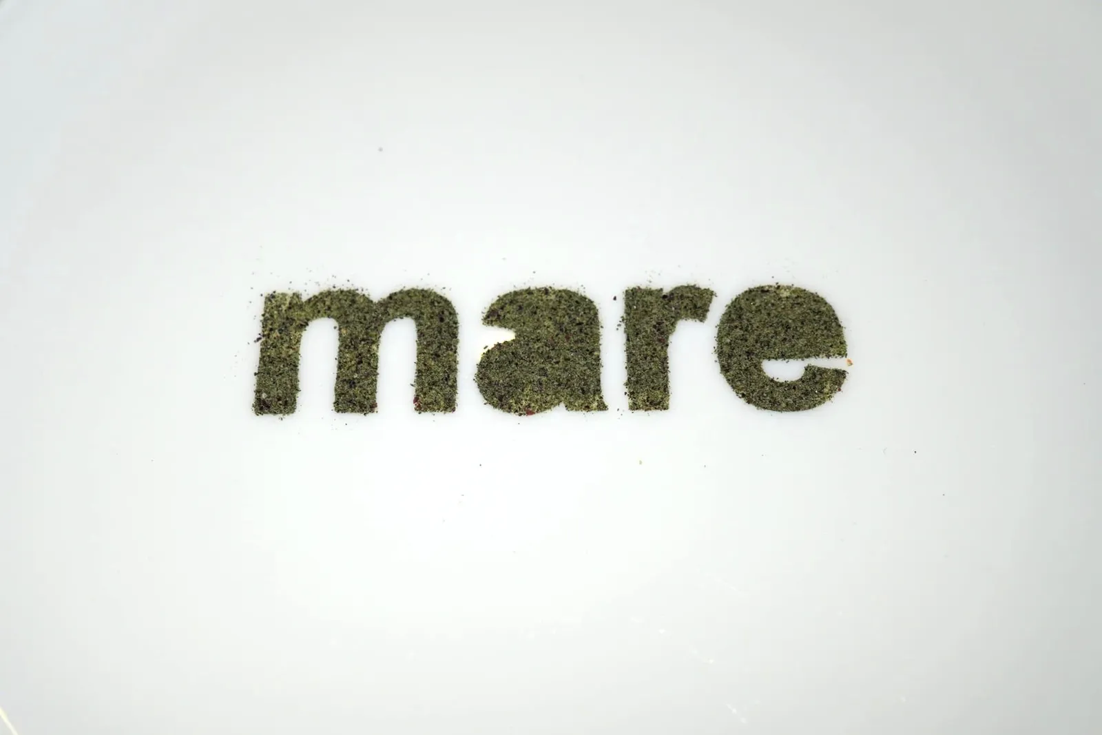 Mare (Sponge of green herbs with anchovy mayonnaise) สำหรับจานนี้ถือว่ามีความน่าสนใจในแง่ของการนำเสนอแต่ในแง่ของรสชาติถือว่ามีความสุ่มเสี่ยงเนื่องจากทั้งเค้กและผงที่เตรียมมามีกลิ่นของความเป็นทะเลเข้มข้นมากโดยอโรมาของทะเลจะลอยแตะจมูกทันทีที่หยิบขึ้นมาจากจาน (14/20)