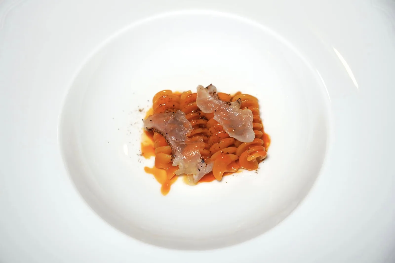 Pasta in bluefish with aromatic herb, seafood and redfish Fusillo พาสต้าเส้นเกลียวแบรนด์ Mancini ซึ่งเป็นหนึ่งในยี่ห้อพาสต้าที่ดีที่สุดในโลกปรุงและเสิร์ฟมาที่ความสุกแบบ Al Dente คลุกเคล้ากับซอสกึ่งซุปที่เตรียมมาจากปลา Bluefish ยังมีองค์ประกอบของปลา Scorfano (Scorpionfish) และอโรมาหอม ๆ ของ Terragon อีกด้วย (15/20)