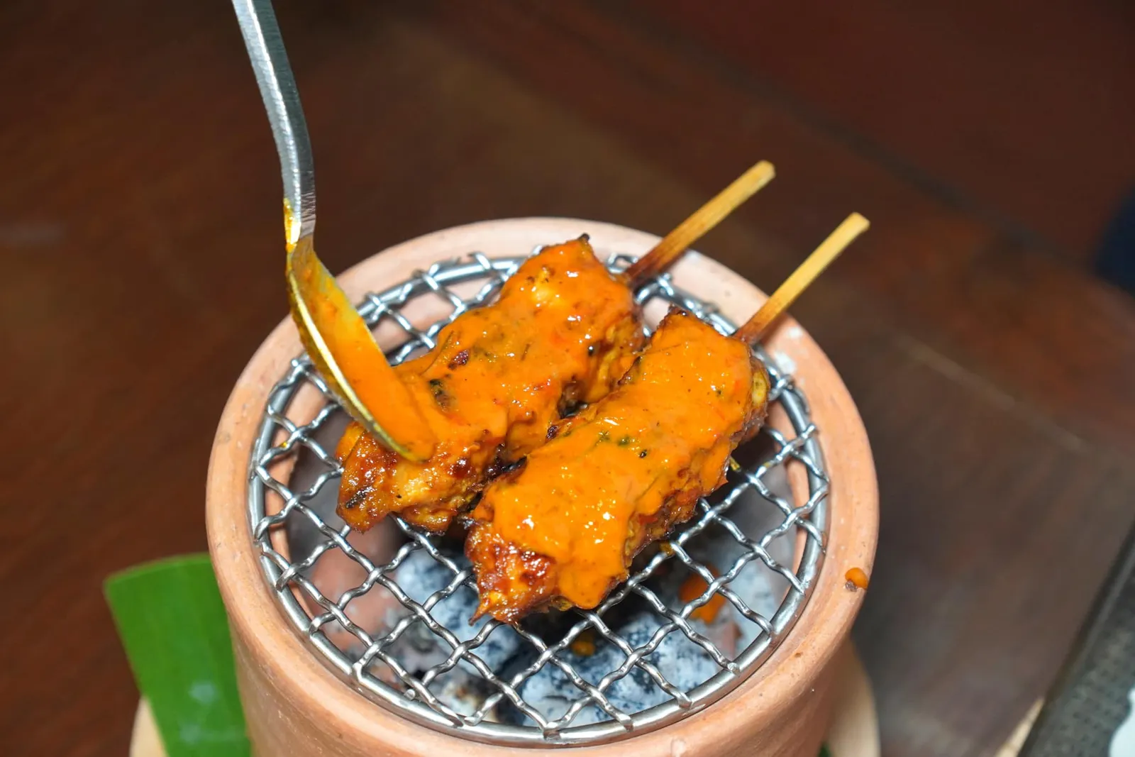 🥄 STARTERS อายัมกอและห์ Char-grilled chicken with Golek sauce เชฟนำเนื้อไก่ออร์แกนิคเลี้ยงแบบปล่อยจากฟาร์มที่จังหวัดสุพรรณบุรีไปผ่านกระบวนการซูวีก่อนเพื่อให้สุกแล้วค่อยนำมาย่างโดยใช้ถ่านเผาเนื้อมะพร้าวให้มีกลิ่นหอมลอยขึ้นมาติดกับชิ้นไก่ จากนั้นเชฟจึงพลิกไปพลิกมาต่อหน้าลูกค้าที่ข้างโต๊ะ ระหว่างนั้นเชฟจะทาซอสลงไปแล้วย่างต่อจนตัวซอสเข้มข้น ด้านบนขูดผิวมะกรูดลงไปเล็กน้อย (16/20)