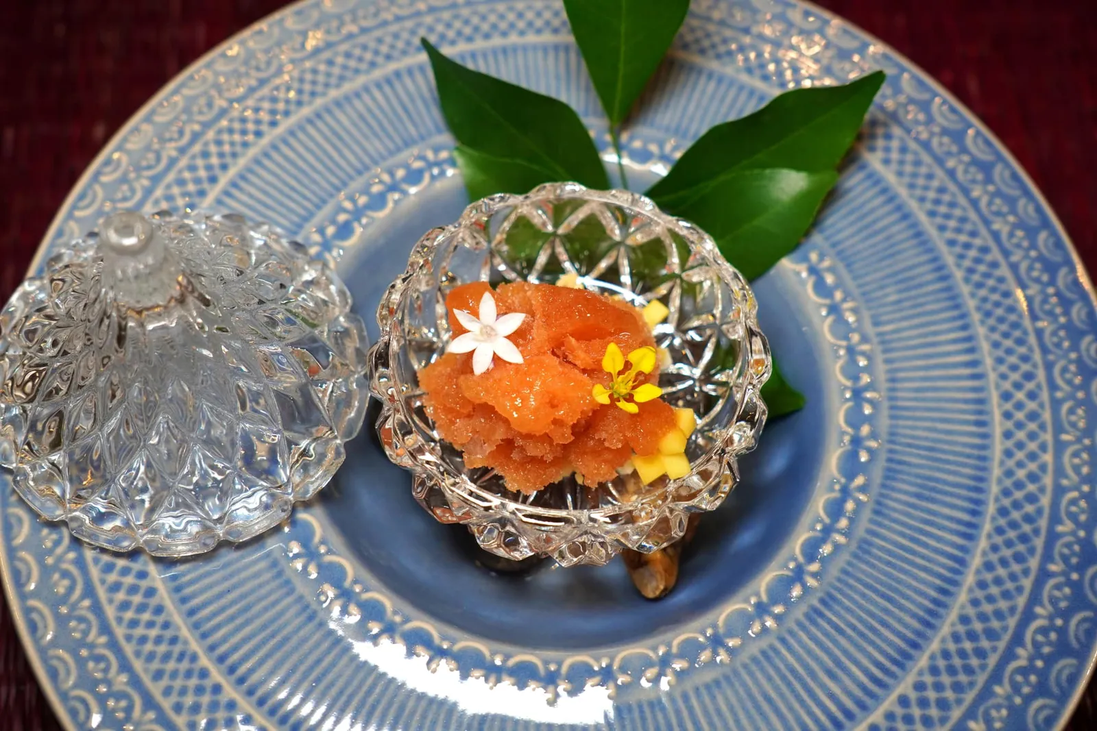 🥄 DESSERT กรานิต้าและขนมโค Dessert of the day ล้างปากด้วยกรานิต้าที่เตรียมมาจากผลมะเฟืองและเลมอนให้รสเปรี้ยวจับคู่มากับครัมเบิ้ล นอกจากนี้ยังมีผลไม้คือมะม่วงและแอปเปิ้ลเขียวหั่นเต๋าใส่มาอีกด้วย (14/20)