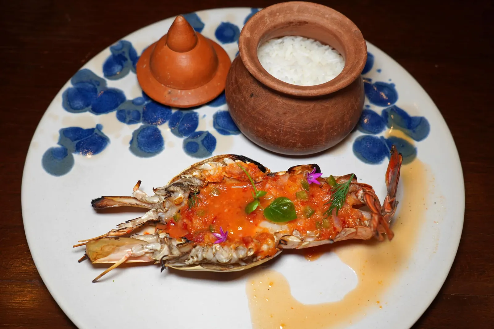 🥄 MAIN COURSE พริบพรีกุ้งแม่น้ำ River prawn with spicy caramel peanut sauce กุ้งแม่น้ำจากจังหวัดอยุธยาที่เชฟรับมาแบบสด ๆ วันต่อวันย่างบนเตาถ่ายจนสุกกำลังดี เนื้อกุ้งนุ่มเด้งผสานไปกับมันจากหัวกุ้ง ตัวซอสมีชื่อเรียกเฉพาะว่าซอสพริบพรีซึ่งเป็นชื่อเรียกขานของเมืองเพชรบุรีให้รสชาติเผ็ดเปรี้ยวจากพริกดอง หอมดอง และกระเทียมดอง แต่เชฟหนุ่มได้เพิ่มถั่วตัดลงไปเพื่อให้มีความแตกต่างและมีมิติทางรสชาติมากยิ่งขึ้น (15/20)