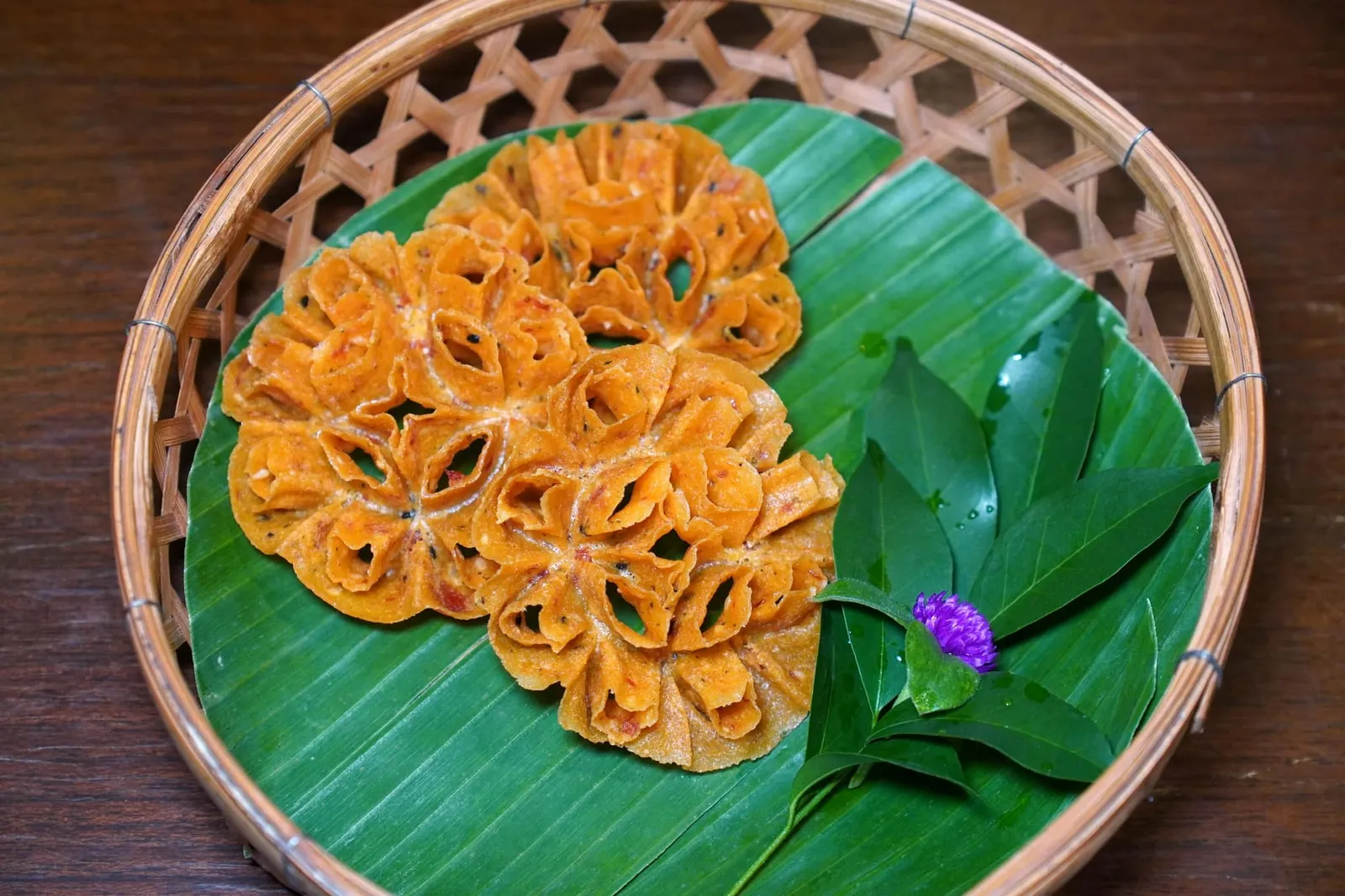 🥄 AMUSE BOUCHE เริ่มต้นระหว่างรออาหารด้วยขนมดอกจอกเค็มกรอบ ๆ หอม เบาท้อง รับประทานง่าย