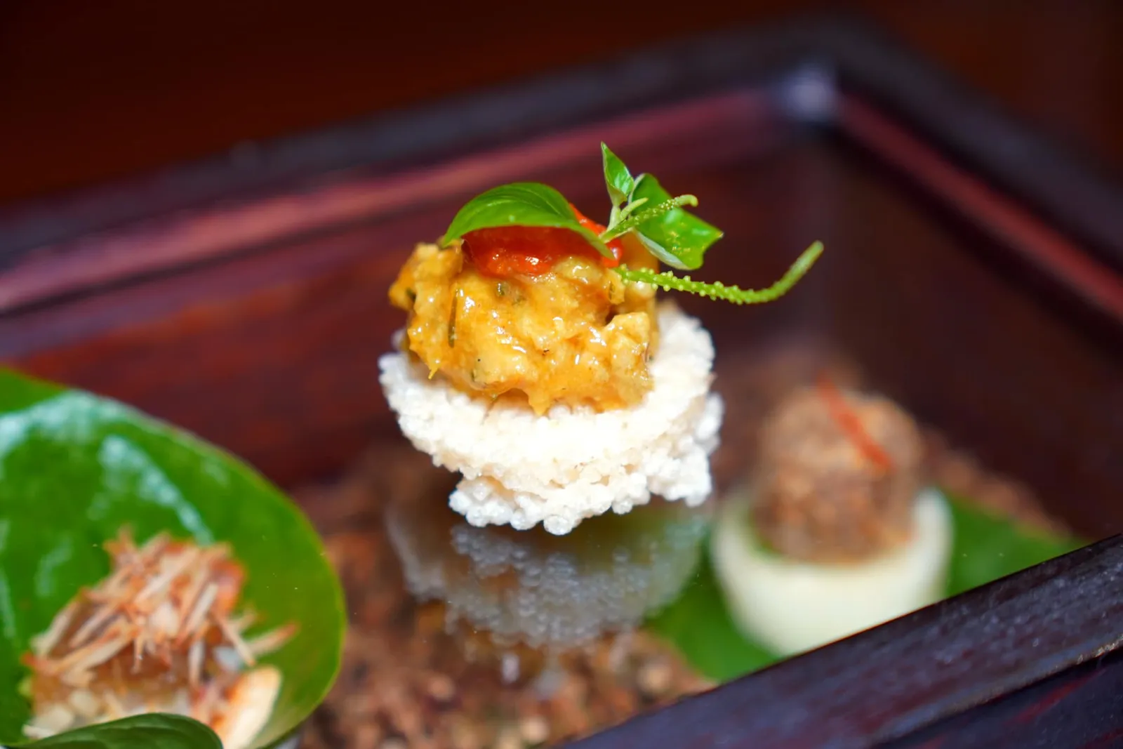 🥄 AMUSE BOUCHE หลนปู เมี่ยงคำหลวง ม้าฮ่อ Amuse bouche of the day เชฟแนะนำให้รับประทาน “หลนปู” ที่อาศัยเนื้อปูจากอำเภอระโนดในจังหวัดสงขลาเสิร์ฟมาบนแผ่นข้าวตังกรอบ ๆ รสชาติมีครบทั้งเปรี้ยวหวานเค็มเผ็ด บาลานซ์มาดีมาก ๆ สังเกตจากรสชาติที่ไม่ครีมมี่หรือหวานจนเกินไป (15/20)