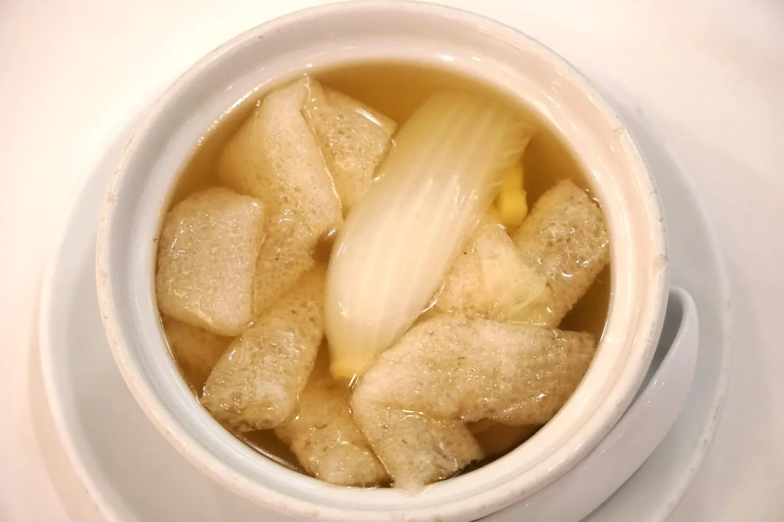 ซุปเยื่อไผ่ตุ๋นเห็ดญี่ปุ่น (200++) Double-boiled Bamboo Fungus & Mushroom in Superior Soup ซุปเยื่อไผ่ที่ทางร้านต้มโดยใช้เทคนิคดับเบิ้ลบอยด์จนได้ซุประดับซูพีเรีย มีรสหวานกลมกล่อมจากกะหล่ำปลี เยื่อไผ่ที่เลือกใช้คุณภาพค่อนข้างดี เเต่ยังไม่ถึงกับดีที่สุด มีเนื้อสัมผัสนุ่ม ละมุนลิ้นใช้ได้ ภายในมีเห็ดหอมชิ้นโตรสเลิศ นุ่มลิ้น เสิร์ฟมาร้อนฟ ทานเเล้วคล่องคอ ใครเป็นคอเห็ดหอมและเยื่อไผ่ห้ามพลาดที่จะสั่งมาลองชิมกัน (13/20)