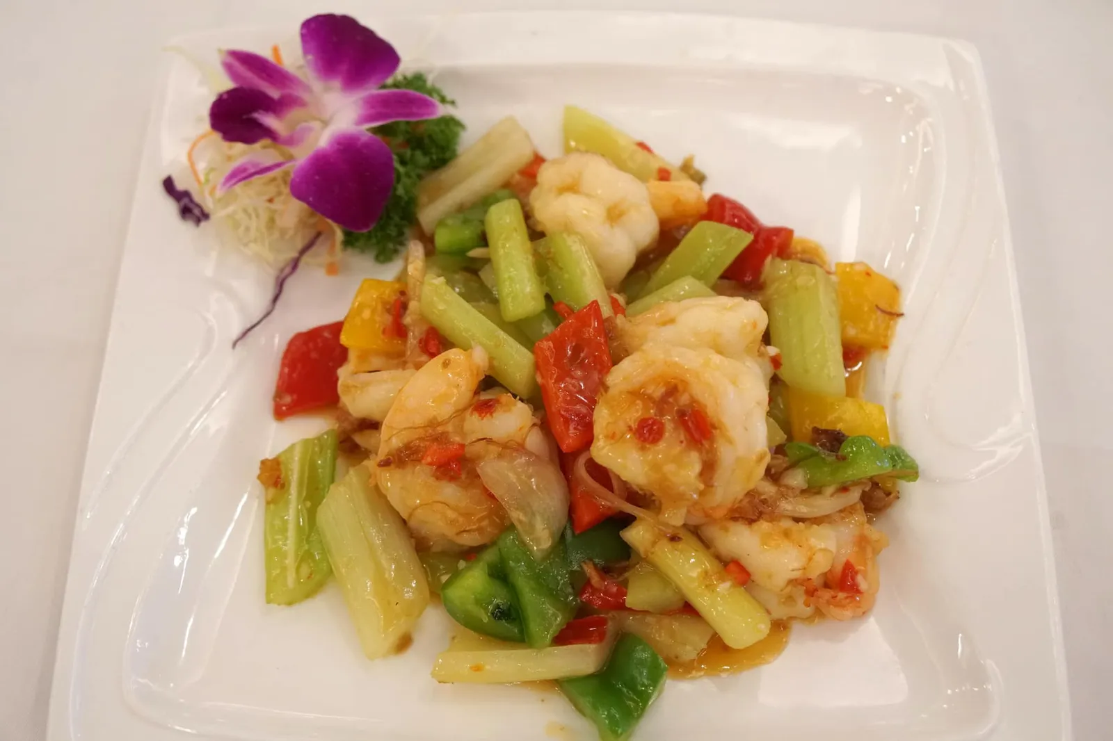 กุ้งผัดซอส X.O. (480++) Sauteed Prawns w/ X.O. Sauce เมนูรสเลิศที่ห้ามพลาดคือกุ้งผัดซอสเอ็กซ์โอ ต่างจากหอยเชลล์ผัดซอสเอ็กซ์โอที่จานนี้จะใส่พริกหวานลงไปด้วย กุ้งเนื้อเเน่น กรอบ ตัวซอสมีรสเค็มนำทำให้ช่วยดึงรสหวานของกุ้งออกมาได้อย่างดี (15/20)
