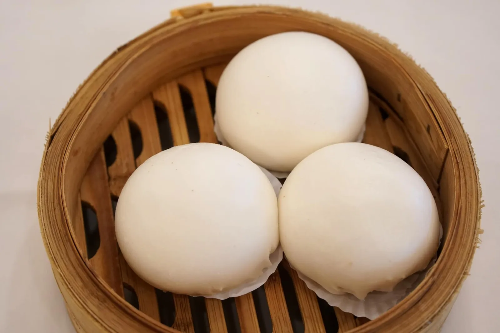 ซาลาเปาไส้ครีมไข่เค็ม (150++) Steamed Bun w/ Custard put Salted Egg ซาลาเปาไส้ครีมไข่เค็มทางร้านนึ่งมาร้อนๆ นำเสิร์ฟมา 3 ลูก (12/20)