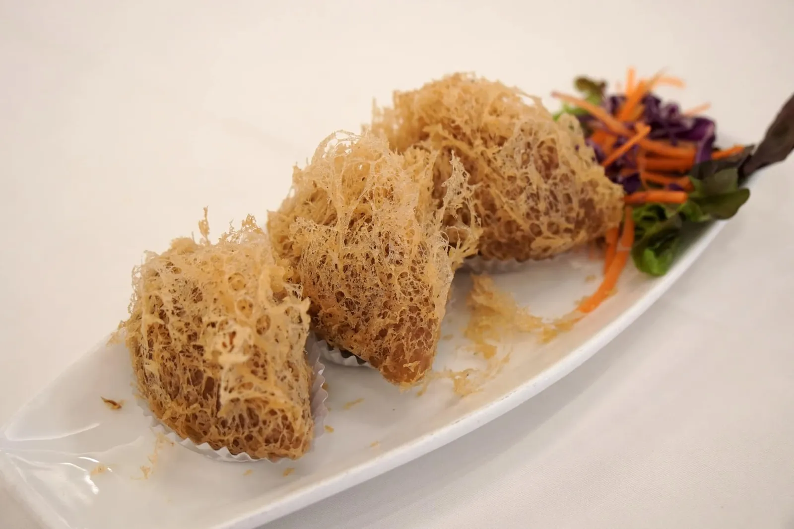 เผือกทอด (110++) Deep-fried Yam Dumplings เผือกทอด หนึ่งในเมนูติ่มซำที่อร่อยที่สุดของร้านฟอรั่มระดับ 3 ดาวมิชลินที่ฮ่องกง สาขาที่กรุงเทพก็ทำออกมาได้ดีใกล้เคียงกัน ผิวสีเหลืองด้านนอกฟู กรอบ ไม่อมน้ำมัน ด้านในสอดไส้เผือกบดและเห็ดหอม น่าเสียดายที่ทางร้านไม่ได้ใส่เนื้อกุ้งมาเหมือนที่สาขาใหญ่ซึ่งความนุ่มเด้งเเละรสหวานของเนื้อกุ้งจะทำให้เกิดมิติทางรสชาติได้อีกมาก (15/20) 😆 ปล. ภาพเมนูเดียวกันของร้าน Forum ⭐️⭐️⭐️ สาขาหลักอยู่ในคอมเม้น โดยที่ร้าน Forum จะใส่กุ้งเข้าไปด้านในด้วย