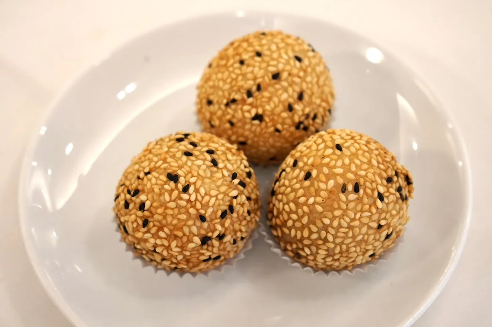 ขนมไส้งาดำทอด (115++) Black Sesame Filled Fried Bun ขนมงาดำทอดกรอบถูกจัดอยู่ในเมนูติ่มซำ เเต่ทานเข้าจริงๆเเล้วคล้ายเมนูของหวานมากกว่า แป้งด้านนอกเหนียวนุ่ม ไม่อมน้ำมัน เคลือบด้วยงากรอบ ภายในสอดไส้งาดำน้ำเยิ้มรสหวานอร่อย (14/20)