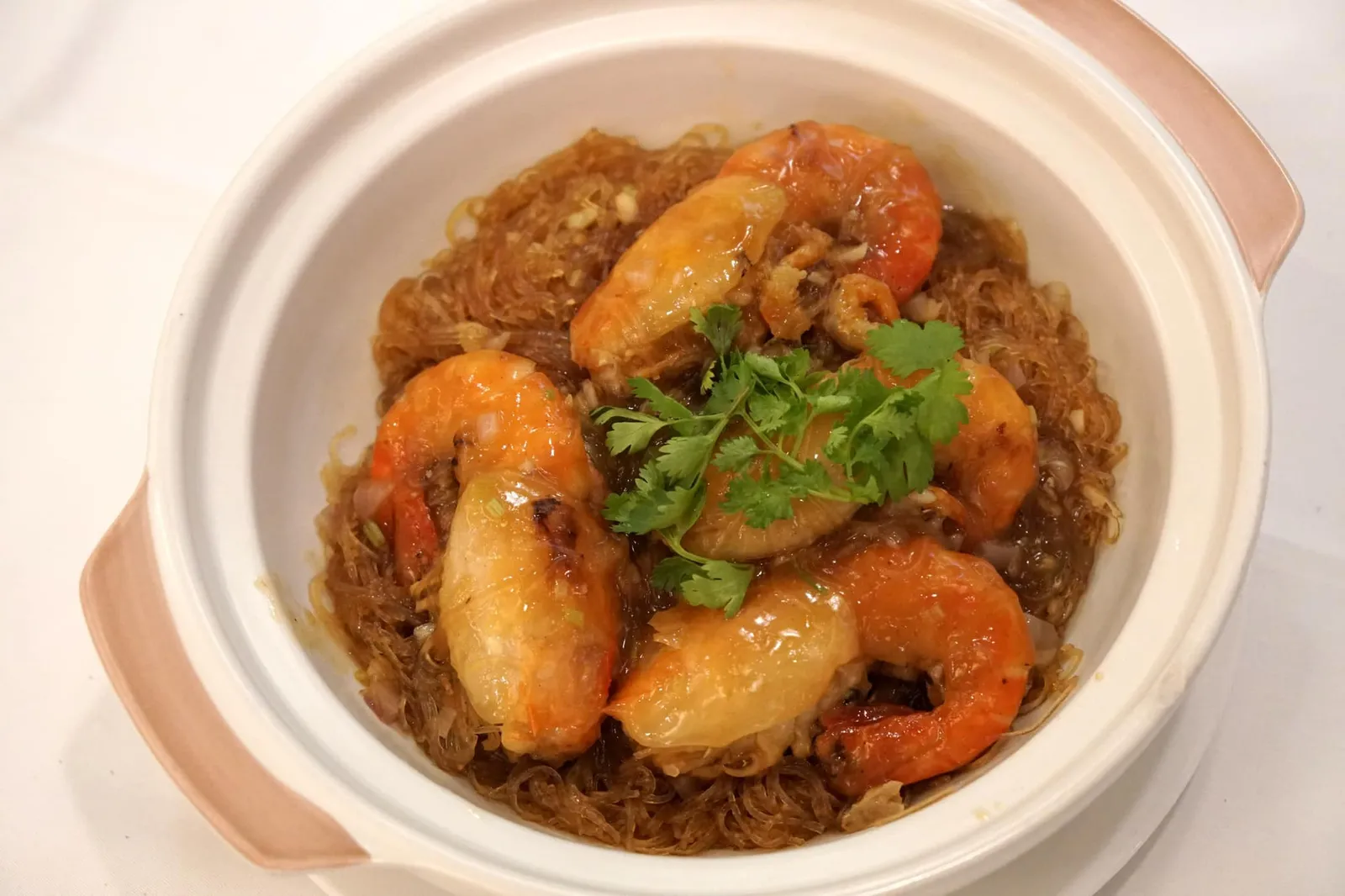 กุ้งแม่น้ำอบวุ้นเส้น (600++) Baked River Prawns with Grass Noodles in Casserole กุ้งเเม่น้ำอบวุ้นเส้นเป็นเมนูที่รสชาติธรรมดาที่สุดในวันนี้ ทางร้านจะให้ลูกค้าเลือกจำนวนตัวของกุ้งเเละคิดราคาตามน้ำหนัก เเล้วนำไปอบกับวุ้นเส้นในหม้อดินแบบจีน ตัววุ้นเส้นสุกกำลังแต่รสชาติค่อนข้างจืด กลิ่นของกุ้งยังไม่ซึมเข้าไปในเส้นสักเท่าไหร่ กุ้งเเม่น้ำเนื้อแน่น สุกกำลังดี ถือว่ายังไม่ใช่เมนูเด็ดของร้าน (12/20)