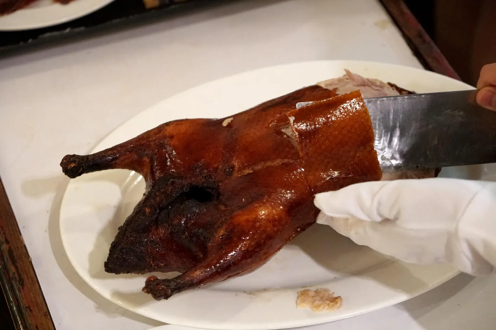 เป็ดปักกิ่งย่าง (1,400++) Roasted Peking Duck พนักงานจะนำเป็ดมาโชว์ให้ดู และเเล่กันให้ดูสดๆที่ข้างโต๊ะตามแบบฉบับฮ่องกง (เเน่นอนว่าเราหมายถึงร้านอื่น ไม่ใช่ Forum 😂) (14/20)