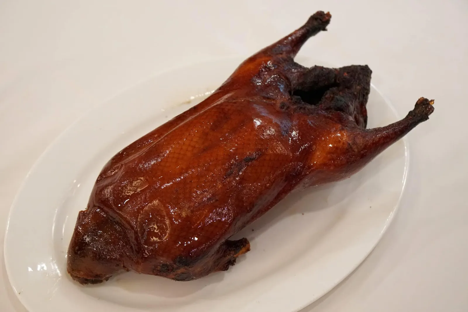เป็ดปักกิ่งย่าง (1,400++) Roasted Peking Duck เป็ดปักกิ่งที่นี่มีขนาดค่อนข้างเล็กเทียบกับมาตรฐานของห้องอาหารชั้นนำในโรงเเรมอื่นๆ อย่างไรก็ตาม ในเรื่องของรสชาติขอบอกเลยว่าไม่เป็นสองรองใคร (14/20) 😂 Fun Fact : ที่ร้าน Forum ซึ่งเป็นร้านสาขาหลักระดับ 3 ดาวมิชลินที่ฮ่องกงไม่มีเป็ดปักกิ่งอยู่ในสมุดเมนู เเละเป็นห้องอาหารจีนกวางตุ้งระดับ 3 ดาวมิชลินเพียงร้านเดียวในโลกที่ไม่ขายเป็ดปักกิ่ง (แต่ร้านสาขาที่ไทยมีขาย อาจเพราะความนิยมในเมนูเป็ดปักกิ่งของคนไทย)