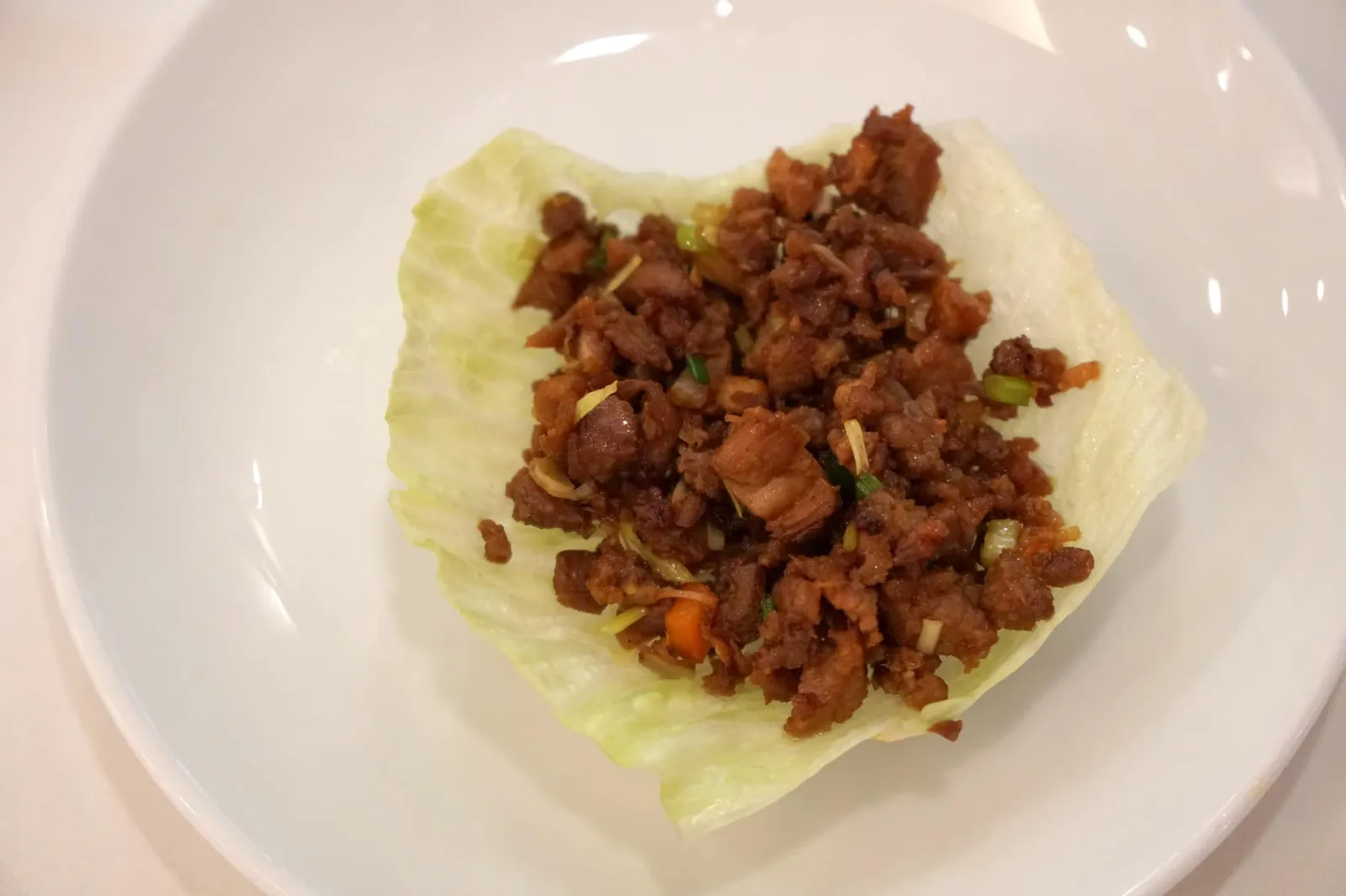 เมี่ยงเป็ด (2nd Course) Minced Duck Meat Wrapped w/ Lettuce Leaf ห้ามดูถูกคอร์สที่สองขงเป็ดปักกิ่งที่นี่โดยเด็ดขาด ปกติเเล้วในห้องอาหารทั่วไปเนื้อเป็ดปักกิ่งมักจะสุกเกินไปจนเเข็ง ไม่อร่อยจากการที่โดนความร้อนสูง แต่ไม่ใช่กับที่ร้านอายัท เนื้อเป็นถูกนำไปสับเเต่ไม่ละเอียดจนเกินไป ตอนทานยังคงสัมผัสได้ถึงความนุ่มเเละเนื้อสัมผัสที่เป็นเอกลักษณ์ของเนื้อเป็ด ทางร้านผัดออกมาไร้ซึ่งกลิ่นสาบ ห่อด้วยใบ Lettuce กรอบๆ แล้วทานคำใหญ่ อร่อยเกินคาดเลยจริงๆ (14/20)
