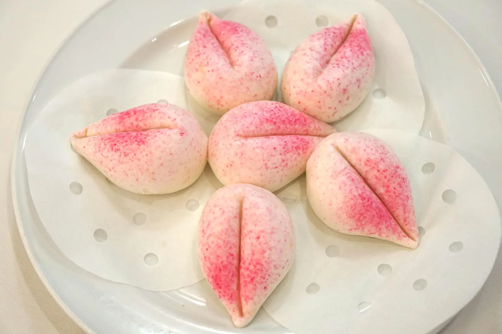 ซิวท้อนึ่ง (Complimentary) Steamed Longevity Bun ซิวท้อที่ร้านมีสองแบบ ในรูปคือซิวท้อที่ทางร้านจะมอบให้ฟรีสำหรับผู้ที่มาเฉลิมฉลองงานครบรอบที่ร้าน (ต้องเเจ้งมาตั้งเเต่ตอนจอง เเล้วเเจ้งพนักงานในร้านอีกทีตอนสั่งอาหารหวาน) ซิวท้อมีแป้งนุ่ม บาง ไส้ด้านในรสชาติหวานกลมกล่อม อย่างไรก็ตามอัตราส่วนของแป้งต่อไส้มากไปเพียงเล็กน้อย (14/20) 😆 Tip: ทางร้านจะมีซิวท้อขนาดใหญ่ที่ได้สูตรมาจากสาขาหลักที่ฮ่องกงขายแยกต่างหาก และเป็นเมนูที่ต้องสั่งจองล่วงหน้าอย่างน้อยหนึ่งวัน เราเเนะนำให้ลองสั่งมาชิมกันดู อย่างไรก็ตาม ซิวท้อที่ทางร้านฟรีให้ก็อร่อยไม่เบา