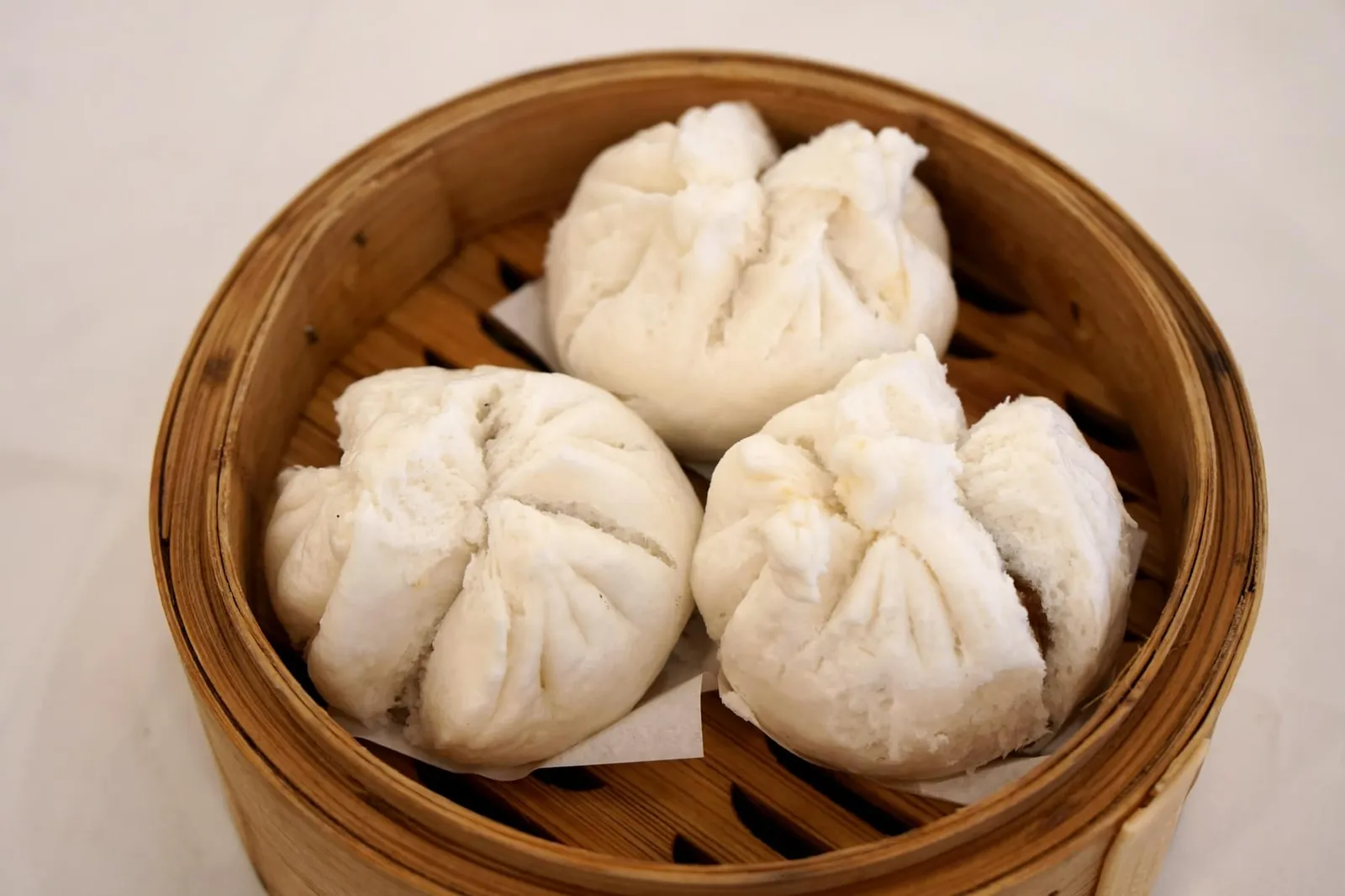 ซาลาเปาหมูแดงอบ (140++) Baked Shar-Siew Bun เมนูที่หน้าตาธรรมดาเเต่กลายเป็นติ่มซำทีเด็ดในวันนี้คือซาลาเปาหมูเเดง แป้งนุ่มๆฟูๆ ภายในเป็นใส้หมูแดงที่มีเนื้อสัมผัสที่หลากหลาย เพราะมีทั้งเนื้อหมูสับละเอียด เนื้อหมูแดงเป็นชิ้นๆ ทานเเล้วเกิดมิติทางเนื้อสัมผัส มีกลิ่นหอม มีรสหวานกำลังดี ไม่บาดคอ ห้ามพลาดที่จะสั่งมาชิมกัน (14/20) 😆 ปล. ภาพเมนูเดียวกันของร้าน Forum ⭐️⭐️⭐️ ที่ฮ่องกงอยู่ในคอมเม้น รสชาติเเละคุณภาพเเป้งเเตกต่างกันชัดเจน