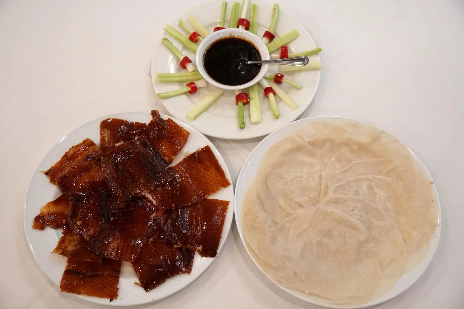 เป็ดปักกิ่งย่าง (1,400++) Roasted Peking Duck เสิร์ฟหนังมาพร้อมเซ็ตแป้ง เเตงกวา ต้นหอมพันด้วยพริก และซอสหวานตรงกลาง (14/20)