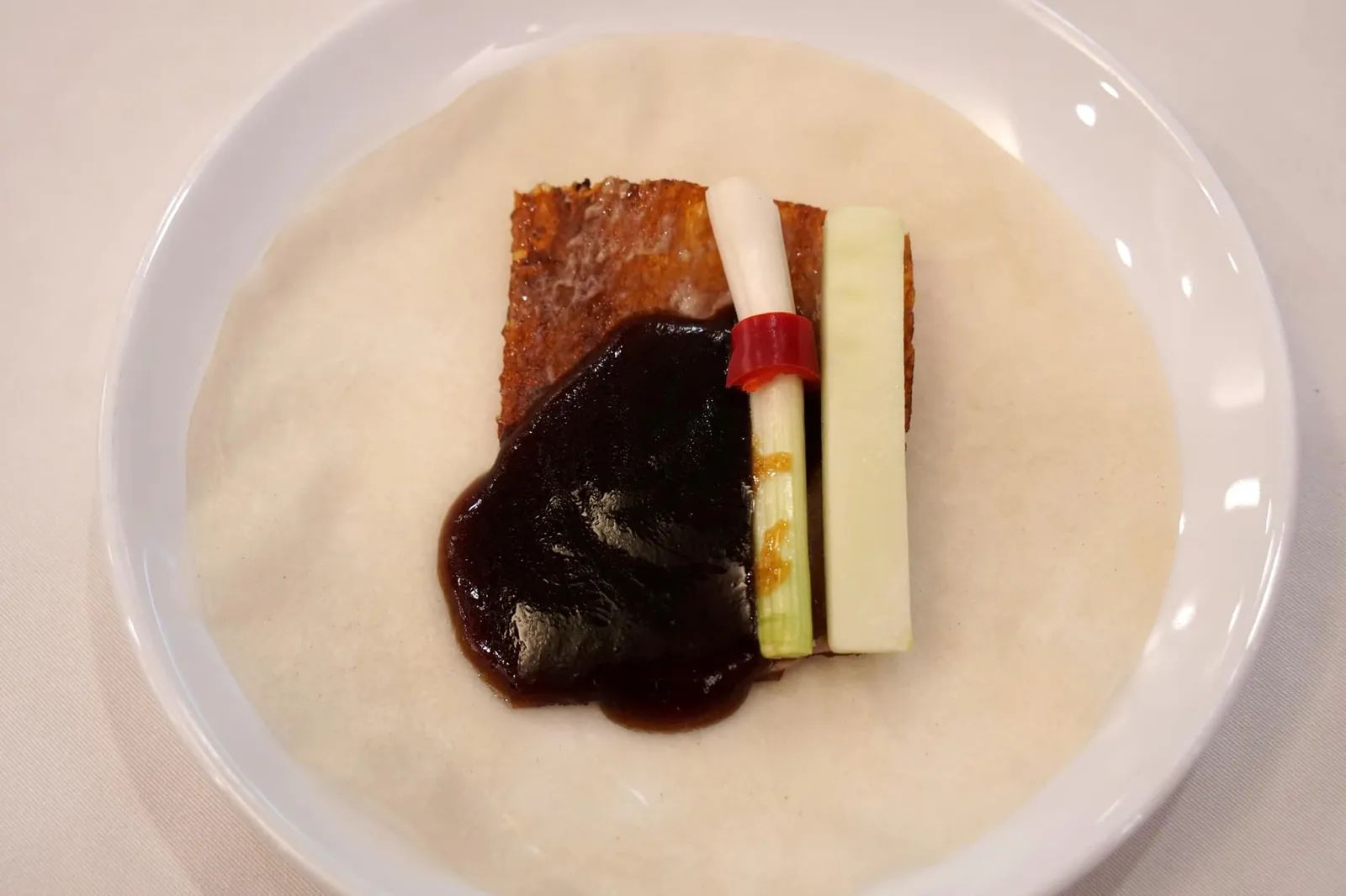 เป็ดปักกิ่งย่าง (1,400++) Roasted Peking Duck นำมาประกอบกันพร้อมทาน แป้งที่นี่ทำออกมาได้บางเท่ากันหมด เนื้อสัมผัสเนียน นุ่ม หนังเป็ดมีกลิ่นหอมจากการผ่านความร้อนสูง เเตงกวา ต้นหอม และพริกกรอบในเเบบที่ควรจะเป็น น้ำซอสที่นี่รสออกไปทางเค็มมากกว่าหวาน เเต่โดยรวมถือว่าอร่อยในแบบที่เป็ดปักกิ่งคุณภาพควาจะเป็น (14/20)