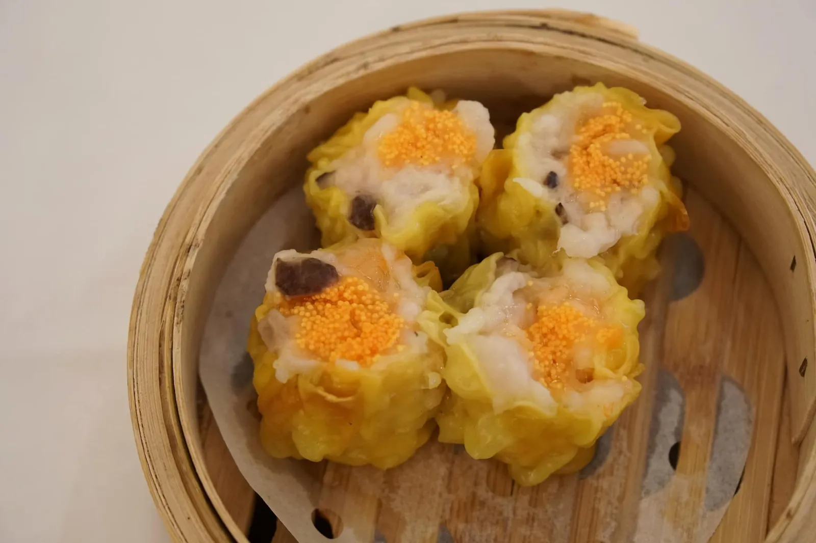 ขนมจีบ (160++) Steamed Siu-Mai น่าเสียดายที่วันที่เราไปทานที่ร้านสาขาหลักลืมสั่งขนมจีบมาทาน จึงไม่สามารถนำขนมจีบที่นี่ไปเทียบเคียงให้ดูได้ แป้งเกี๊ยวด้านนอกบางกำลังดีเเต่การจับจีบเเล้วยังไม่สวยงามมากนัก เนื้อกุ้งรสหวานนำไปผสมกับเห็ดหอมมีกลิ่นเสริมกันได้อย่างดีเยี่ยม ไข่กุ้งด้านบนช่วยเพิ่มความมันขณะทาน ถือเป็นขนมจีบที่ดีจานหนึ่ง (13/20)