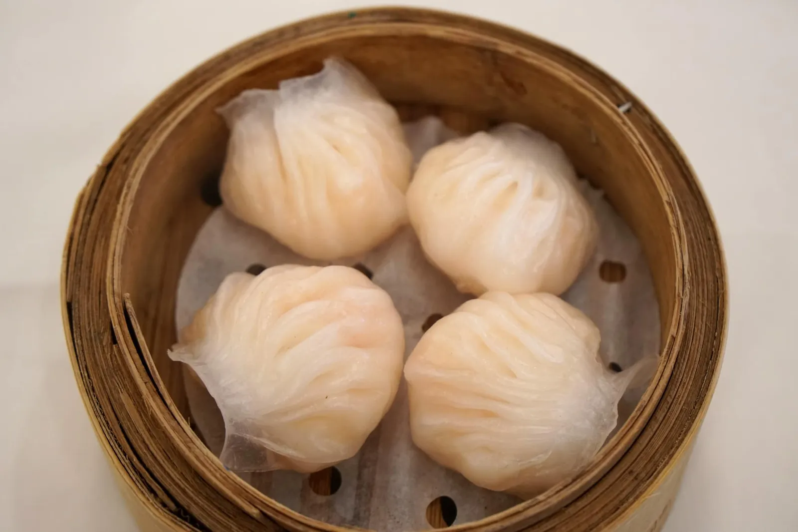 ฮะเก๋า (160++) Steamed "Har-Kau" ฮะเก๋าที่นี่หากวัดกันหมัดต่อหมัดยังห่างไกลกับร้านสาขาหลักระดับ 3 ดาวมิชลิน เเต่หากเทียบกับร้านอื่นๆในกรุงเทพฯถือว่าทำออกมาได้ดีเลยทีเดียว ตัวแป้งด้านนอกหนาไปเพียงเล็กน้อย จับจีบอยู่ในเกณฑ์พอใช้ได้ ทีเด็ดคือเนื้อกุ้งด้านในที่มีความสด เนื้อเด้ง มีรสหวานธรรมชาติ เสิร์ฟมาให้ทานแบบไม่ต้องจิ้มตามแบบต้นตำรับร้านทีฮ่องกง ห้ามพลาดที่จะสั่งมาลิ้มลองกันดู (13/20) 😆 ปล. ภาพเมนูเดียวกันของร้านสาขาหลักอยู่ในคอมเม้น คุณภาพค่อนข้างเเตกต่างกันชัดเจน ตั้งเเต่วัตถุดิบไปจนถึงการจับพับจีบแป้ง