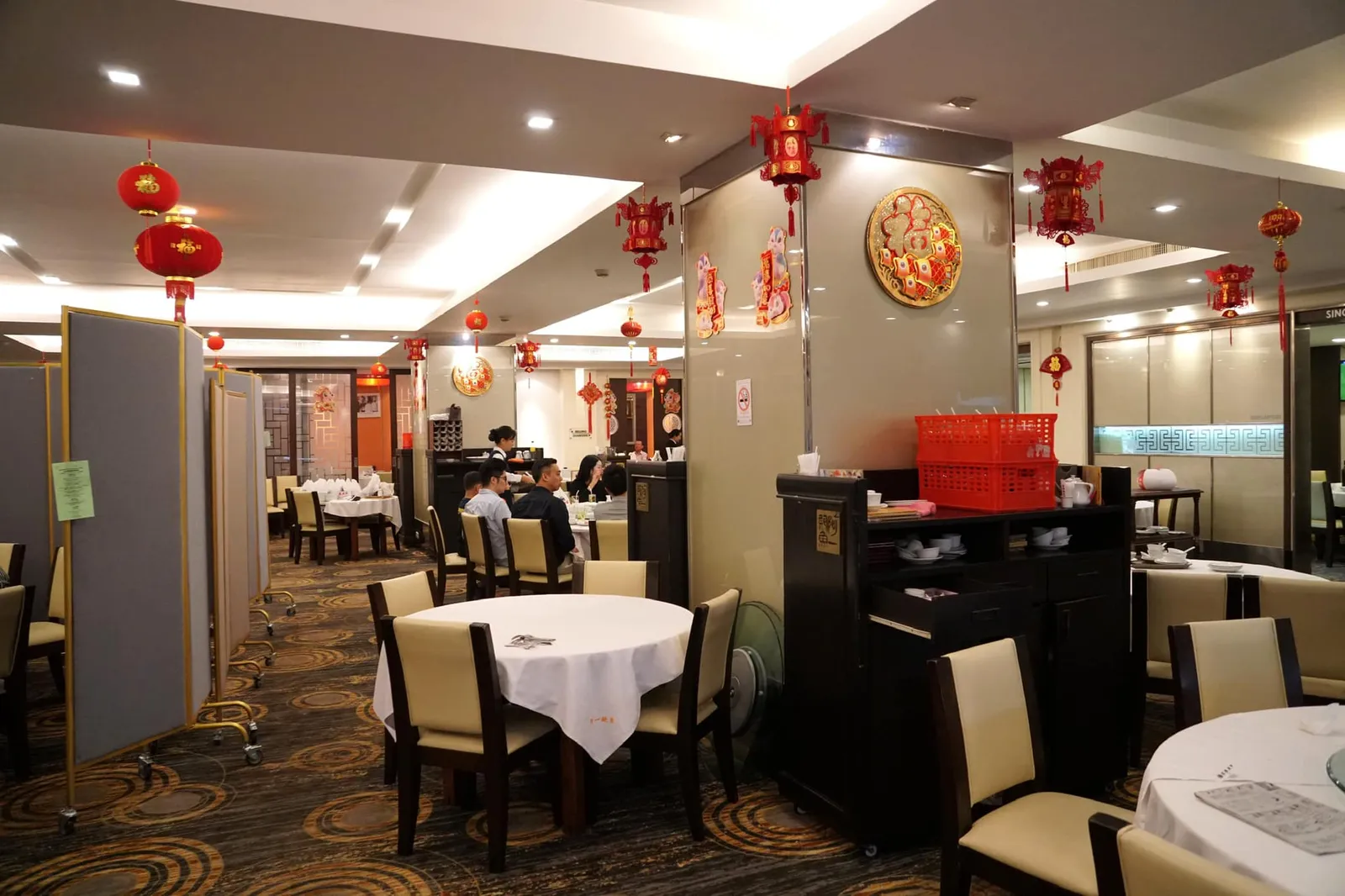 สำหรับสาขาในไทยคือ Ah Yat Abalone มีทั้งหมด 2 สาขาคือที่โรงแรม Ramada Plaza Menam Riverside Hotel และที่โรงแรม Arnoma Grand Hotel แต่สาขาที่ได้คัดเลือกลงในมิชลินไกด์เเละว่ากันว่ามีรสชาติดีกว่าอีกสาขาเล็กน้อยคือสาขาที่โรงแรม Ramada Plaza Menam Riverside