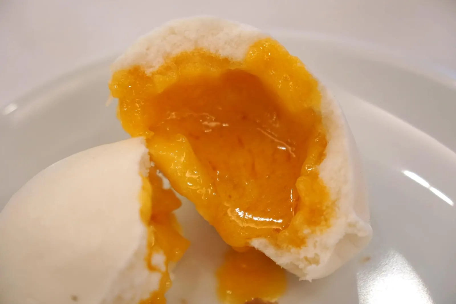 ซาลาเปาไส้ครีมไข่เค็ม (150++) Steamed Bun w/ Custard put Salted Egg แป้งซาลาเปานุ่ม เเต่มีความหนามากไปเล็กน้อย ไส้ข้างในเป็นไข่เค็มลาวา หวานเค็ม มีกลิ่นหอม อร่อยพอใช้ได้ (12/20)