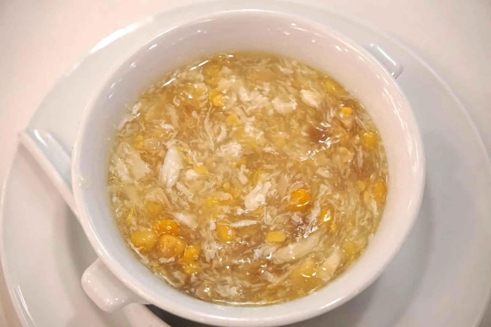 ซุปข้าวโพดเนื้อปูสด (200++) Sweet Corn w/ Crab Meat in Thick Soup ซุปข้าวโพดที่นี่ทำออกมาเป็น Thick soup มีความข้นเหนียว เเต่ไม่เเหยะ ข้าวโพดมีรสหวาน มีเนื้อสัมผัสเคี้ยวกรอบเล็กน้อย เนื้อปูสดที่ใส่มารับรู้ได้ถึงความ หวาน หอมเข้ากันได้ดีกับซุปข้าวโพด (13/20)