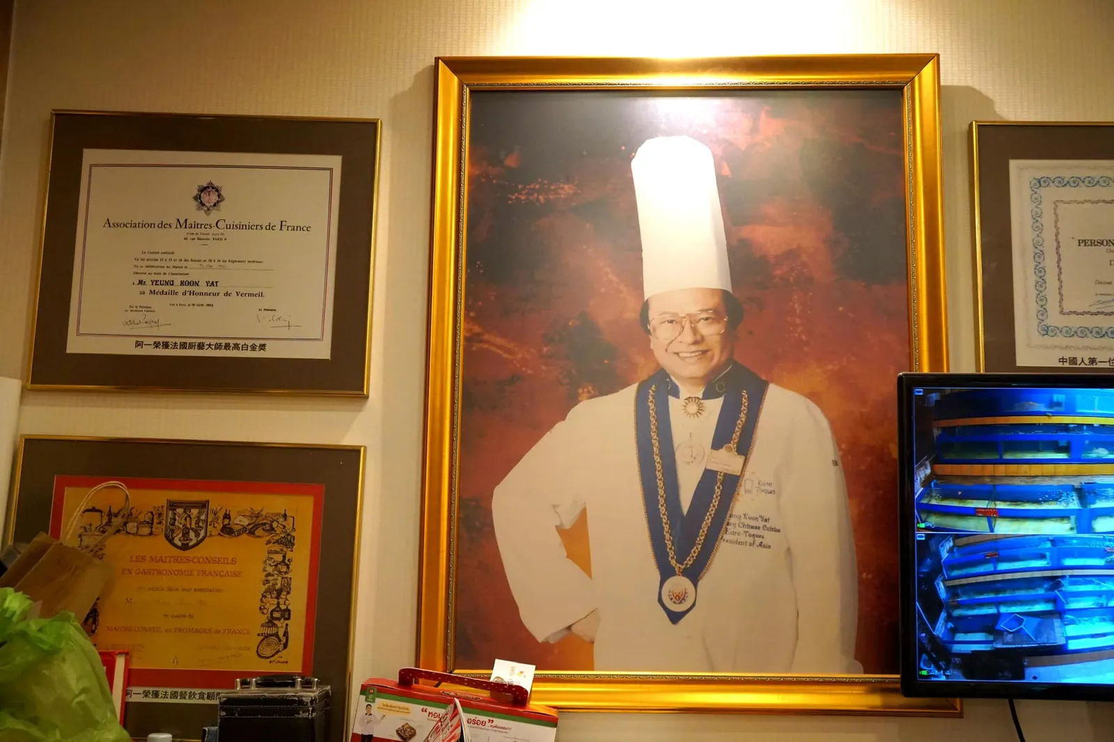 ตัวร้านตั้งอยู่ที่ชั้นสอง หน้าร้านจะมีรูปของเชฟยัทเมื่อครั้งยังหนุ่มประดับไว้