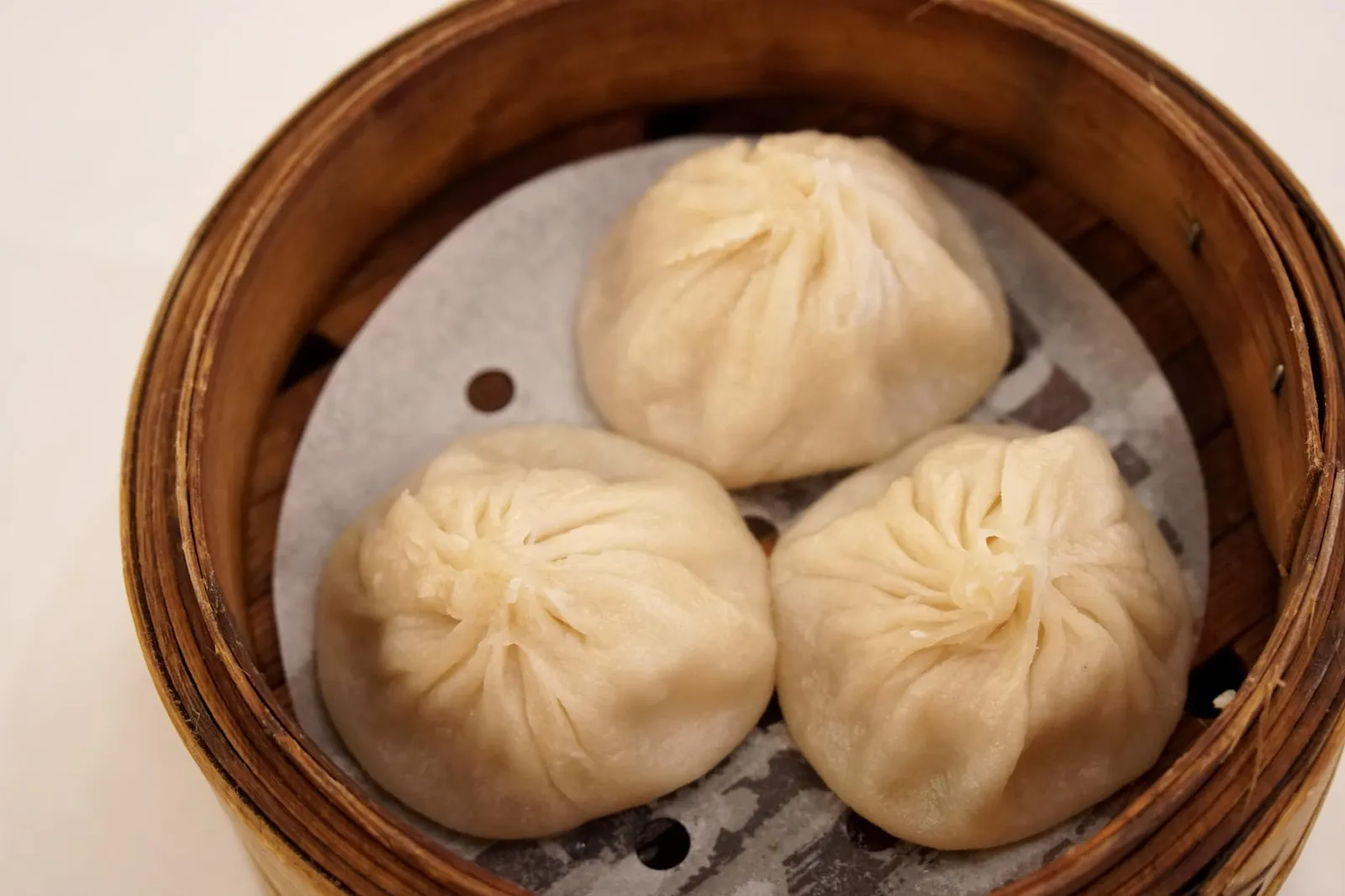 เสี่ยวหลงเปาเซี่ยงไฮ้ (140++) Steamed "Shanghai Xiao Long Bao" เสี่ยวหลงเปาเป็นเมนูที่ทำออกมาได้ผิดมาตรฐานที่สุดในวันนี้ แป้งถูกตากลมนานเกินไปจนเเข็งในขณะที่ยกมาเสิร์ฟเรา ซุปด้านในรสชาติพอใช้ได้ เเต่ปกติเเล้วเสี่ยวหลงเปาดีๆเวลากัดเเล้วกลิ่นหอมของซุปด้านในต้องลอยขึ้นกระเเทกจมูกชัดเจนซึ่งยังหาไม่ได้ในวันนี้ ส่วนเนื้อหมูข้างในนุ่ม มีรสชาติจืดไปสักหน่อย (11/20)