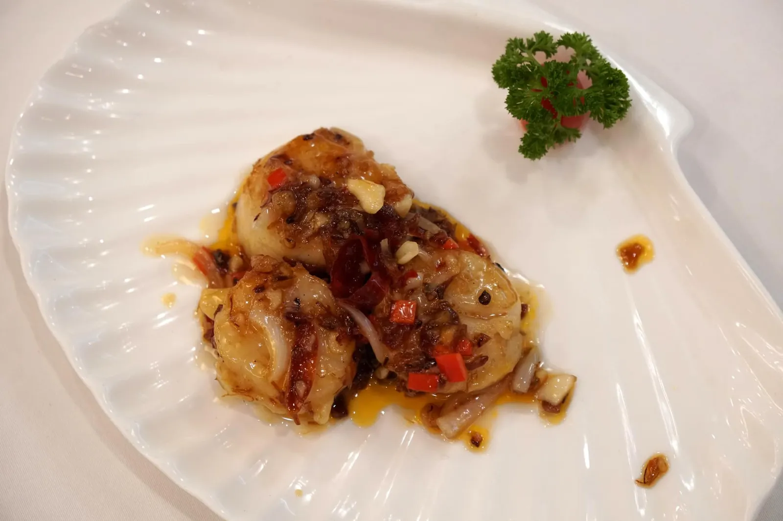 หอยเชลล์ฮ่องกงผัดซอส X.O. (600++) Stewed Hong Kong Scallops w/ X.O. Sauce หอยเชลล์ขนาดกลางนำเข้าจากฮ่องกงจำนวน 3 ตัวผัดกับซอสเอ็กซ์โอแบบจีน หอยเชลล์เนื้อนุ่ม หวาน ตัดกับรสชาติของซอสเอ็กซ์โอรสเด็ด (15/20)