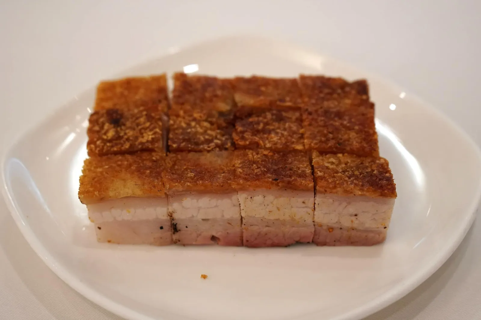 หมูกรอบ (480++) Roasted Pork Meat เมนูระดับพระกาฬของร้านที่เรียกได้ว่าไม่ทานคือมาไม่ถึงนอกจากเป่าฮื้อแล้วคือหมูกรอบ ซึ่งหมูกรอบอายัทถูกขนานนามว่าเป็นหนึ่งในหมูกรอบที่ดีที่สุดในประเทศไทย หนังหมูด้านบนกรอบ หอม เคี้ยวเเล้วไม่ติดฟัน มีรสเค็มน้อยๆ ทางร้านเสิร์หมาให้ทานกับซอสมัสตาร์ดหรือซอสฮอยซิน เเต่บอกตามตรงว่าทานเปล่าๆนี่เลิศที่สุดเเล้ว ด้วยความที่อัตราส่วนของไขมันต่อส่วนเนื้อค่อนข้างสูงทำให้ทานเเล้วมีความชุ่มฉ่ำเเละเป็นจุดสำคัญที่ทำให้หมูกรอบที่นี่อร่อยไม่แพ้ใคร (16/20)