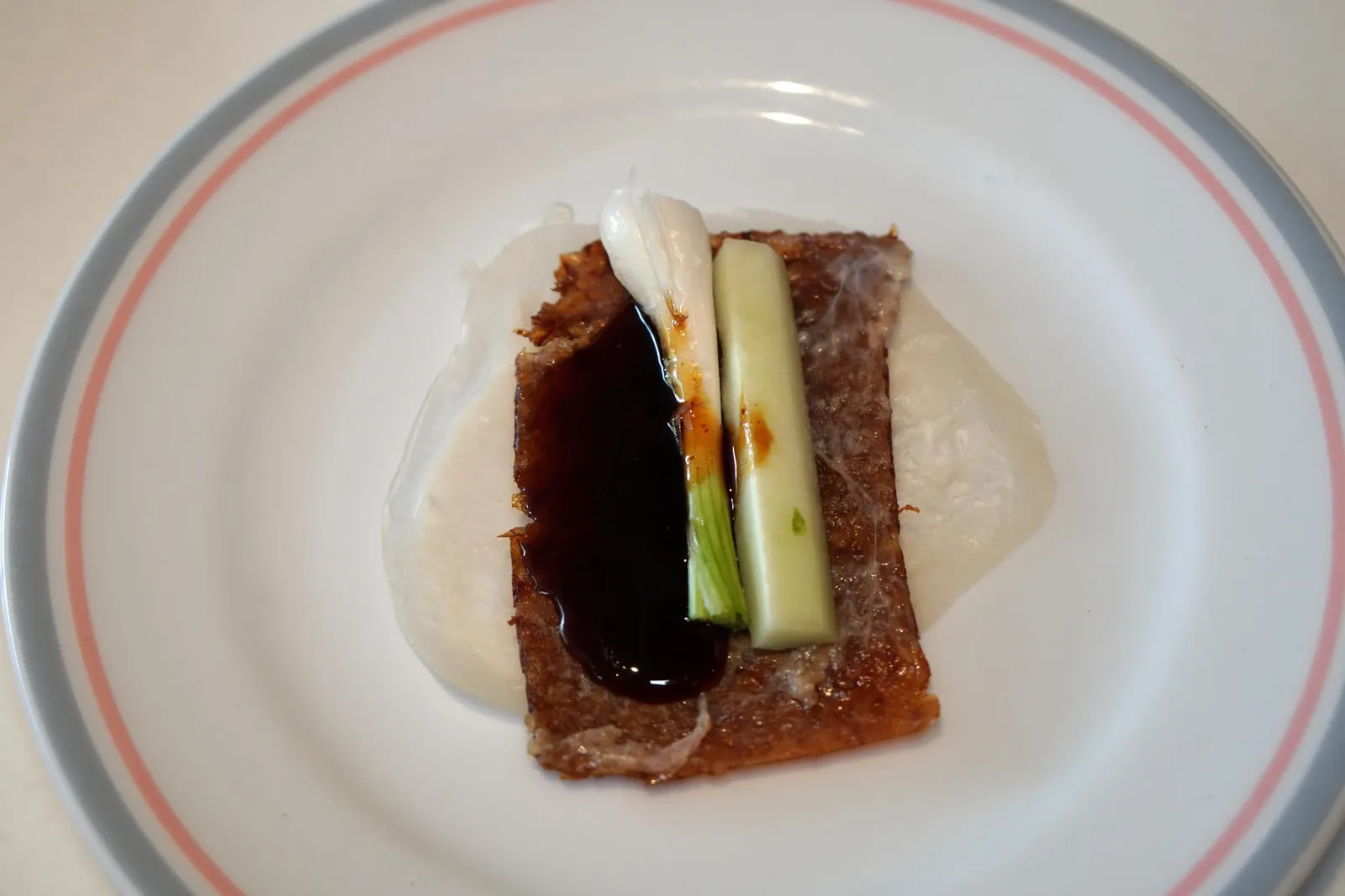 เป็ดปักกิ่ง (1,200+) Peking Duck แผ่นแป้งที่ให้มามีขนาดค่อนข้างเล็กขนาดว่าห่อเป็ดบางชิ้นได้ไม่หมดซึ่งดูเหมือนจะเป็นข้อดีเพราะทำให้เรารับรู้ถึงความกรอบ และกลิ่นหอมจากการย่างหนังเป็ดได้อย่างเต็มที่ เเตงกวากรอบ น้ำจิ้มรสหวานเข้มข้น อร่อยใช้ได้เลยทีเดียว (13/20)