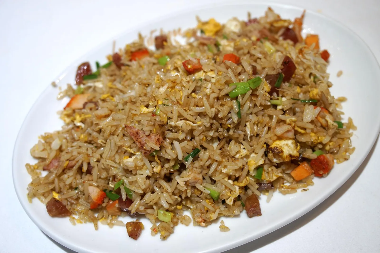 ข้าวผัดยางเจา (150+) Fried Rice Yang Chow Style ขอแนะนำเมนูข้าวผัดหยางเจา ที่มีองค์ประกอบหลักคือหมูแดง กุนเชียง แฮม และผักนานาชนิด ข้าวผัดร่วนแห้งพอใช้ได้ เนื้อหมูแดงไม่เเข็งจนเกินไป แฮมเนื้อสัมผัสดีมาก ผักเเต่ละชนิดก็กรอบกำลังดี เป็นเมนูที่เเนะนำให้สั่งปิดท้ายอาหารคาว (13/20)