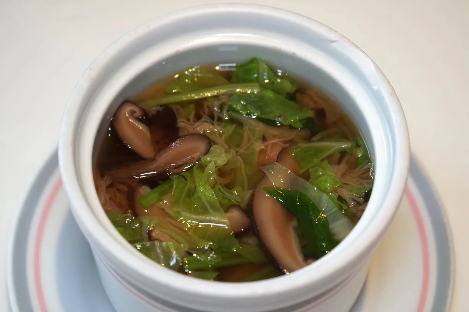 กังป๋วยตุ๋นเห็ดหอม ยอดผักกาดขาว (150+) Conpoys and Black Mushroom Soup หากใครที่มองหาซุปรสดีขอเเนะนำซุปกังป๋วยรสชาติเข้มข้น ตัวน้ำซุปใส่กังป๋วยลงไปเยอะมากคุ้มค่ากับราคาแน่ๆ ตุ๋นกับเห็ดหอมนานจนมีรสชาติอุมามิเเละมีกลิ่นหอมเฉพาะตัว ก่อนที่จะใส่ยอดผักกาดลงไปเพื่อเพิ่มเนื้อสัมผัส อร่อยมากในราคาไม่แพง (13/20)