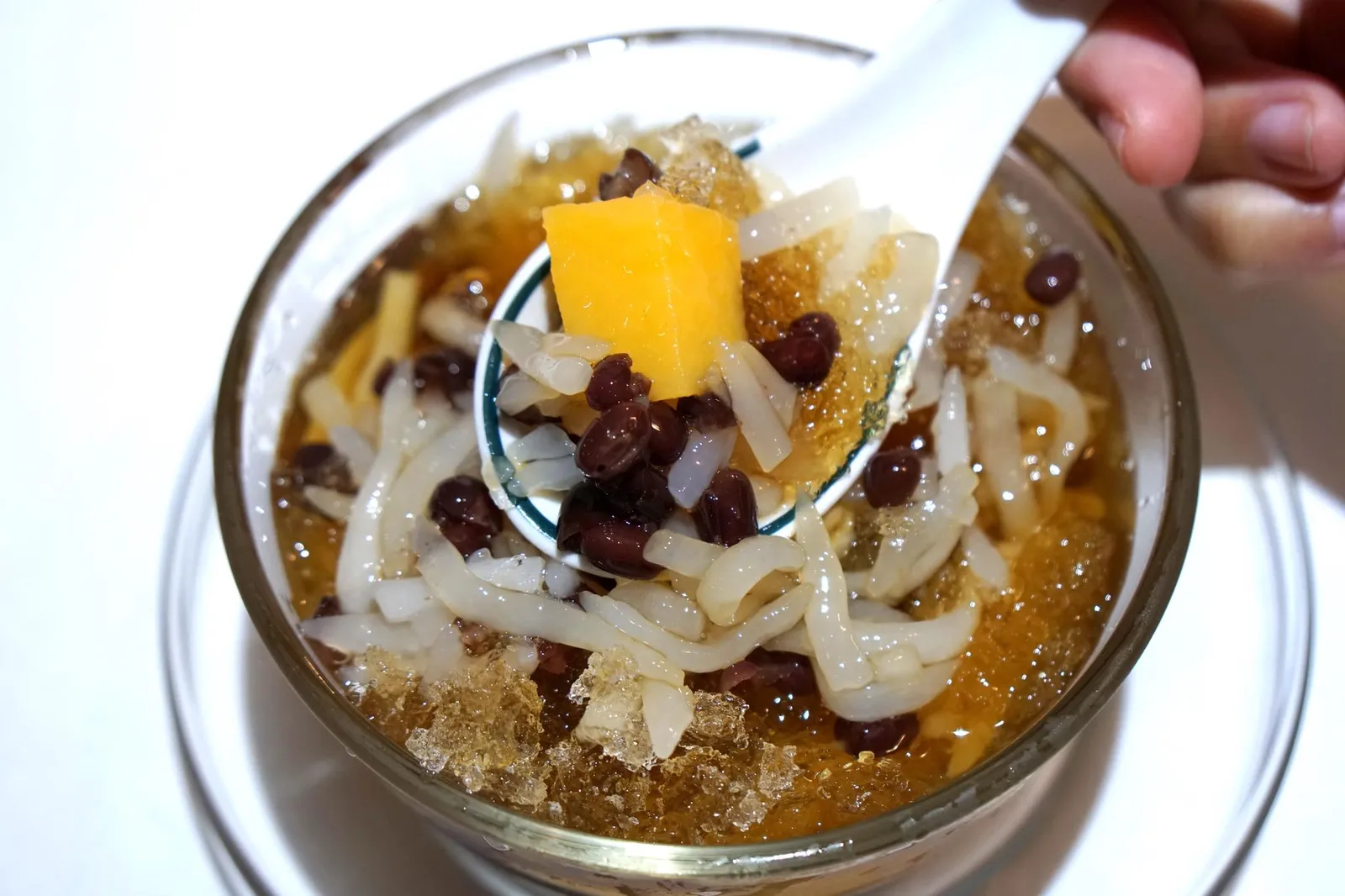 บัวเกี้ยะเย็น (60+) Hainanese Dessert บัวเกี้ยะ หรือโบ้กเกี้ย ขนมหวานจีนที่มีต้นกำเนินมาจากไหหลำในประเทศจีน มีเส้นทำจากแป้ง เนื้อสัมผัสเหนียวหนึบ มีมันหั่นเต๋า ถั่ว และน้ำเชื่อมรสหวานอร่อย รสชาติอยู่ในเกณฑ์มาตรฐาน (11/20)