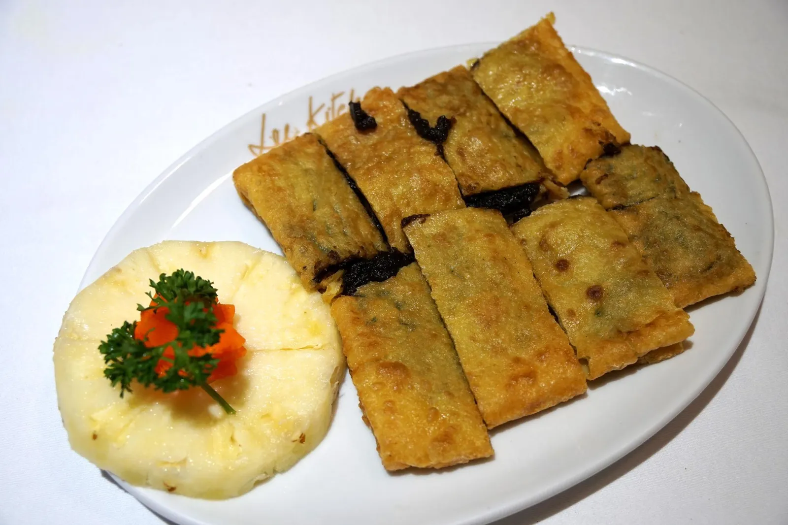 พุทราจีนทอด (220+) Chinese Pancake ของหวานยอดนิยมของห้องอาหารจีนหลายแห่งในประเทศไทยคือวอแป๋งหรือพุทราจีนทอด สำหรับสูตรของร้าน Lee Kitchen ทำออกมาแบบผิวนุ่ม ไม่กรอบ เเต่ไม่อมน้ำมัน ซึ่งก็อร่อยไปอีกแบบ เนื้อพุทราด้านในเนียน ละเอียด ไม่มีกลิ่น ทานสลับกับสับปะรดรสเปรี้ยว เเนะนำว่าใครอยากทานให้เหลือท้องเผื่อไว้หน่อยเพราะปริมาณที่ให้มาค่อนข้างเยอะพอสมควร (12/20)