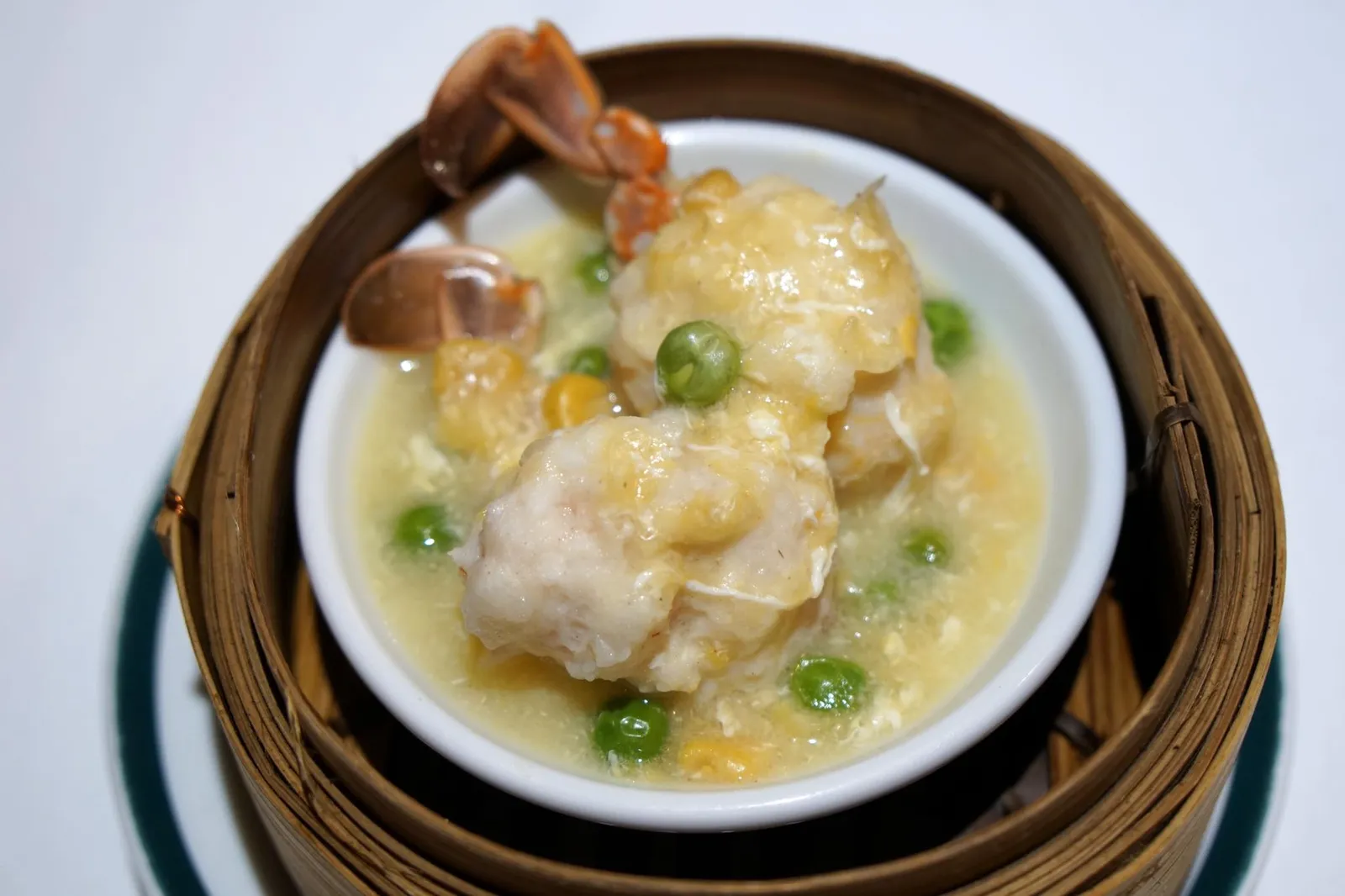 กรรเชียงปู (72+) Crab’s Leg with Corn Soup สุดยอดติ่มซำต้องยกให้กรรเชียงปูที่ให้ปูมาทั้งขาจำนวน 2 ขา เนื้อปูนุ่ม หอม เข้ากันกับซุปข้าวโพดร้อนๆ เพิ่มเนื้อสัมผัสด้วยการใส่ถั่วลงไปด้วย เป็นคอมบิเนชั่นคลาสสิคของอาหารจีนที่ทุกร้านต้องมีเสิร์ฟ (13/20)