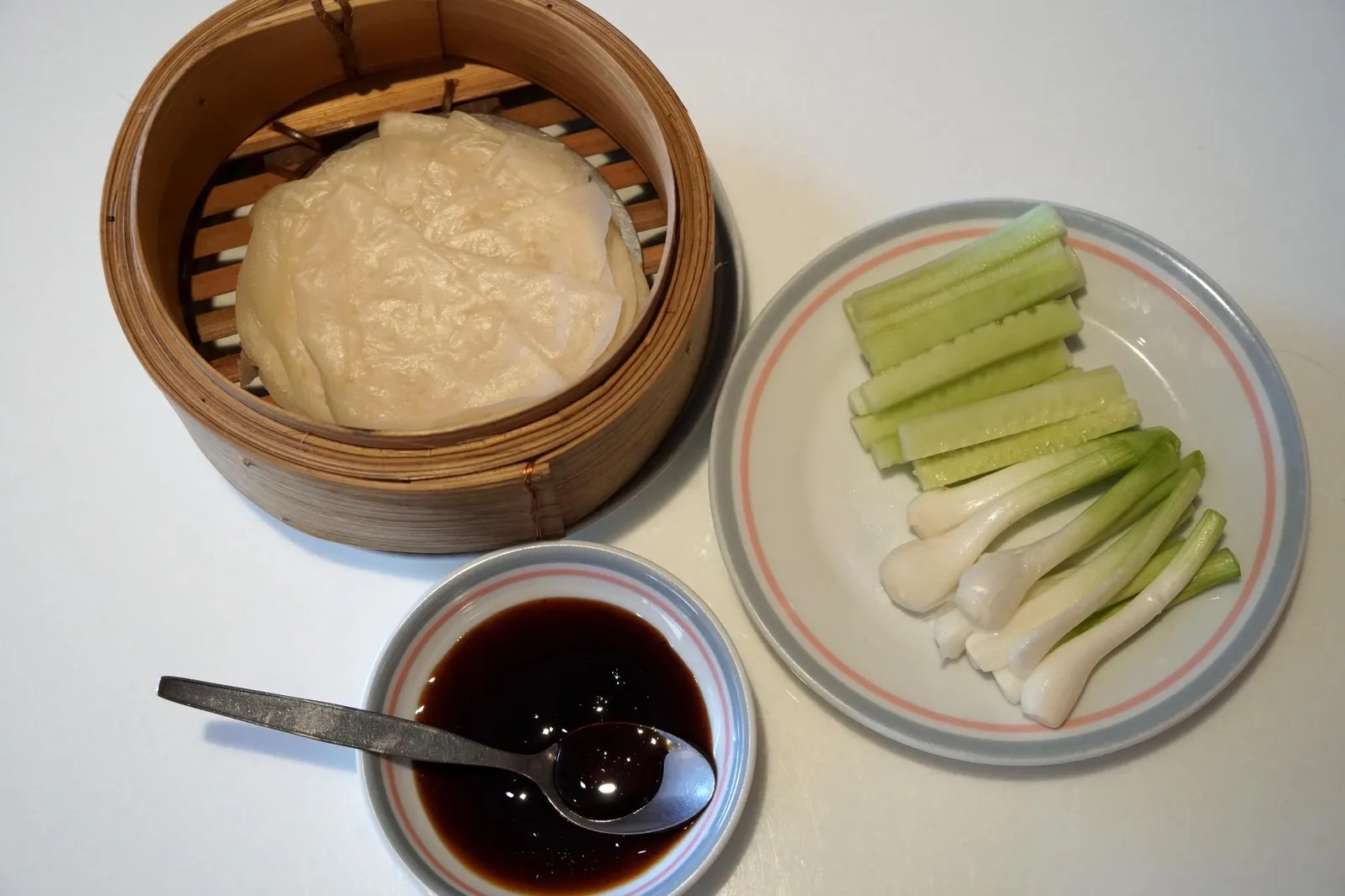 เป็ดปักกิ่ง (1,200+) Peking Duck เสิร์ฟมากับต้นหอม แตงกวา แผ่นแป้ง และน้ำจิ้มเป็ดปักกิ่งรสหวานเข้มข้น (14/20)