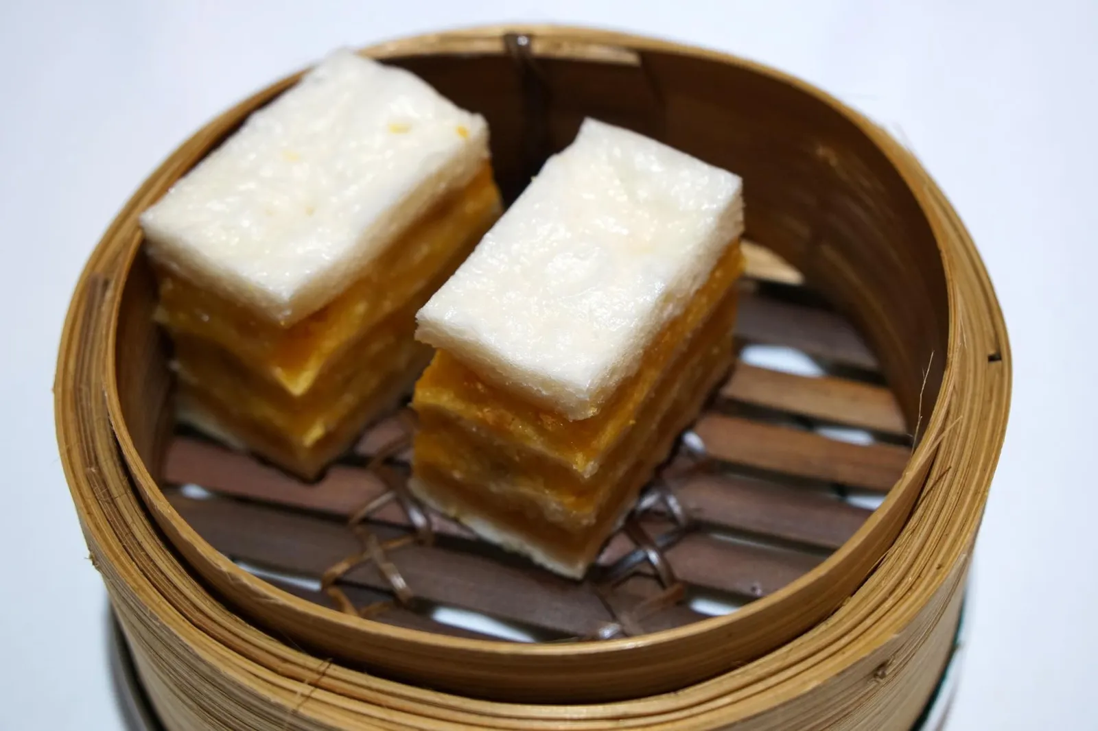 ซาลาเปาชั้นไข่เค็ม (72+) Chinese Layer Bun with Salted Egg แป้งซาลาเปาทรงสี่เหลี่ยมนำมาจัดเรียงกันเป็นชั้นๆ ตรงกลางเป็นครีมไข่เค็มมีรสเค็มนิดๆ เนื้อครีมละเอียดปานกลาง ขณะยกเสิร์ฟมาทั้งเเป้งเเละไว้ค่อนข้างเเห้งไปชนิดที่ว่าดูจากภาพก็รู้ (11/20)