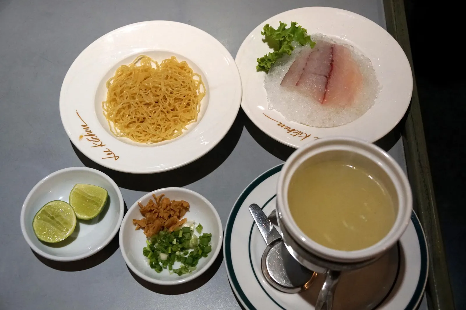 บะหมี่ปลากระพงจักรพรรดิ์ (200+) Pla-Ka-Pong Served with Egg Noodles in Soup จานซุป Signature Dish ของทางร้านคือซุปปลากระพงน้ำใส โดยพนักงานจะมาต้มซุปหม้อไฟพร้อมใส่ปลาลงไปในหม้อปลาให้ลูกค้าดูกันที่ข้างโต๊ะเลยทีเดียว แอบกระซิบว่าเมนูนี้นอกจากที่ร้าน Lee Kitchen เเล้วยังสามารถหาทานได้ที่ Lee Cafe ทุกสาขาด้วยจ้า (14/20)