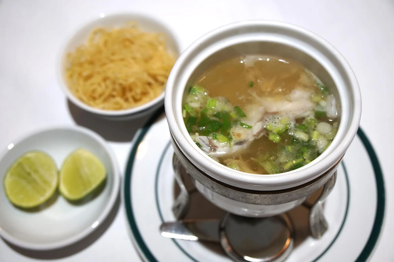 บะหมี่ปลากระพงจักรพรรดิ์ (200+) Pla-Ka-Pong Served with Egg Noodles in Soup น้ำซุปมีรสชาติกลมกล่อม เนื้อปลาสดมากมีสีชมพูใสๆ ไร้ซึ่งกลิ่นคาว เนื้อสัมผัสนุ่มละมุนในระดับที่ปลากระพงจะให้ได้ ทานกับบะหมี่เหลือง ลูกค้าสามารถเลือกทานแบบน้ำใสดั้งเดิมหรือจะใส่เครื่องปรุงอย่างคนไทยก็อร่อยไปคนละแบบ (14/20)
