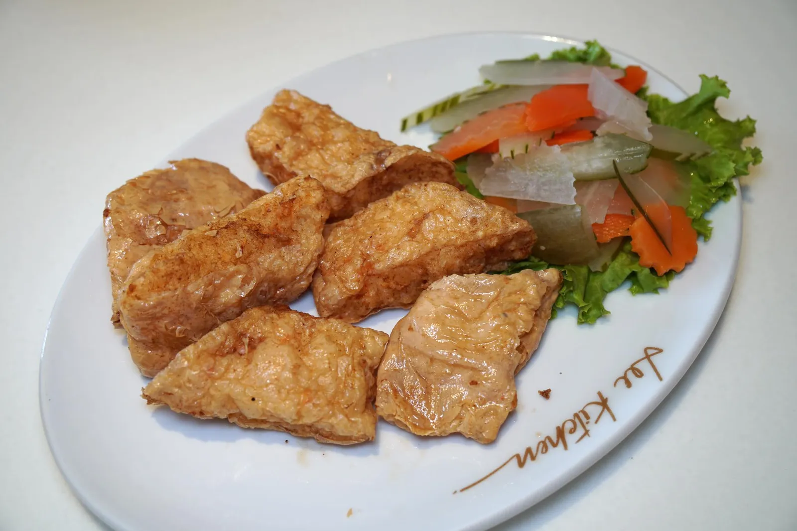 แฮกึ้นทอด (350+) Fried Shrimp Roll จานที่ดีที่สุดในวันนี้เป็นเมนูที่คุณลีเจ้าของร้านเดินมาเเนะนำเราเองถึงโต๊ะ แฮกึ้นสูตรพิเศษของลี คิทเช่น ผิวด้านนอกเป็นฟองเต้าหู้บาง กรอบ ตรงกลางเป็นกุ้งทะเลเนื้อเด้ง ตัดเนื้อสัมผัสได้อย่างลงตัว ข้างกันคือผักดองรสเปรี้ยว แม้ว่าราคาอาจดูแพงไปสักหน่อย เเต่อร่อยคุ้มราคาอย่างเเน่นอน (14/20)