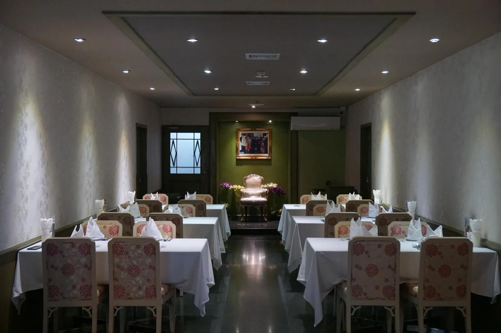 สาขาอาคารลี เพลสจะดูหรูหรามากกว่าด้วยผ้าปูโต๊ะสีขาว อย่างห้องอาหาร Fine Dining