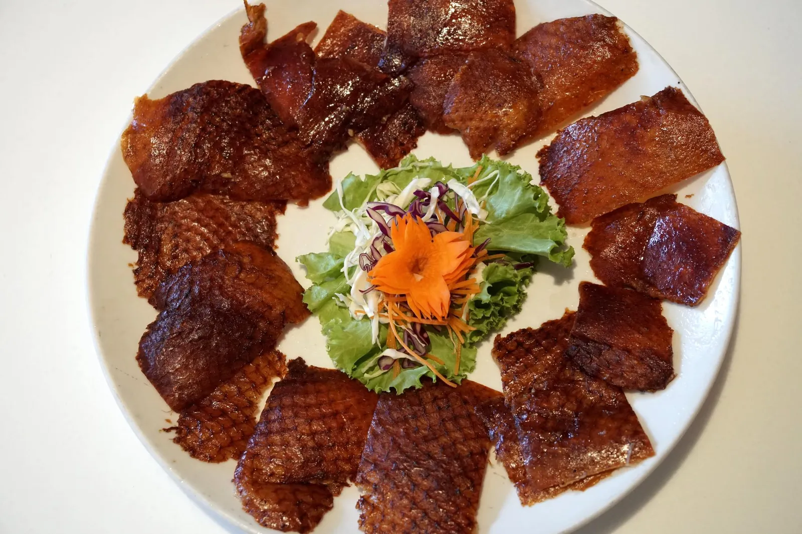 เป็ดปักกิ่ง (1,200+) Peking Duck หากมาทานกันหลายคนเเนะนำให้ลองสั่งเป็ดปักกิ่งมาชิมกันดู หนังเป็ดบาง กรอบ ตัดมาขนาดดูไม่ค่อยเท่ากันตามสไตล์ร้านอาหารพื้นบ้าน เเต่เเลกด้วยกลิ่นหอมจากการย่างในอุณหภูมิสูง (13/20)