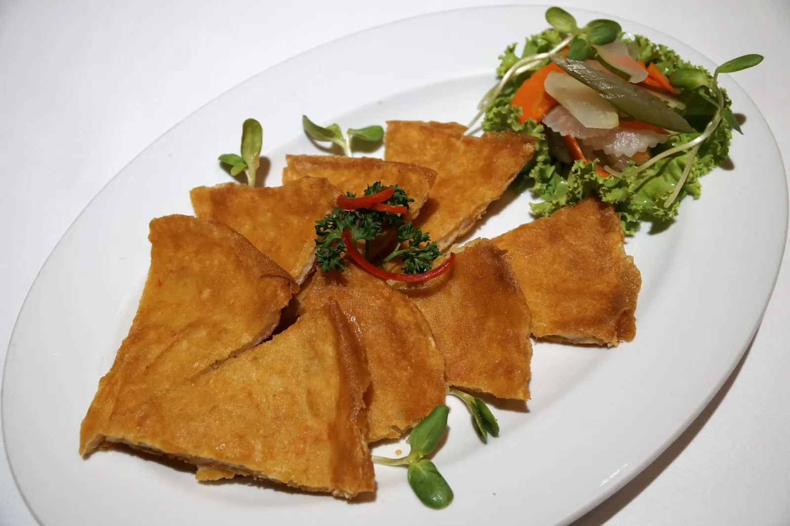 กุ้งกระเบื้อง (250+) Crispy Shrimp Pancakes เราเหลือบไปเห็นป้ายเมนูพิเศษที่ทางร้านวางไว้บนโต๊ะ กุ้งกระเบื้องชิ้นใหญ่ทอดมาจนมีสีเหบืองทองสวยงามน่าทาน จากนนั้นนำไปหั่นเป็นเสี้ยววงกลม ในขณะที่ผิวด้านนอกกรอบ เเต่เนื้อกุ้งตรงกลางนุ่ม หอม มีรสหวานธรรมชาติ ที่สำคัญคือไม่อมน้ำมันซึ่งปกติจะเป็นข้อผิดพลาดที่พบได้บ่อยเเม้กระทั่งในร้านอาหารระดับภัตตาคาร หากเพื่อนๆไปแล้วทางร้านยังมีขายอยู่เเนะนำให้ลองสั่งมาทานกัน (14/20)