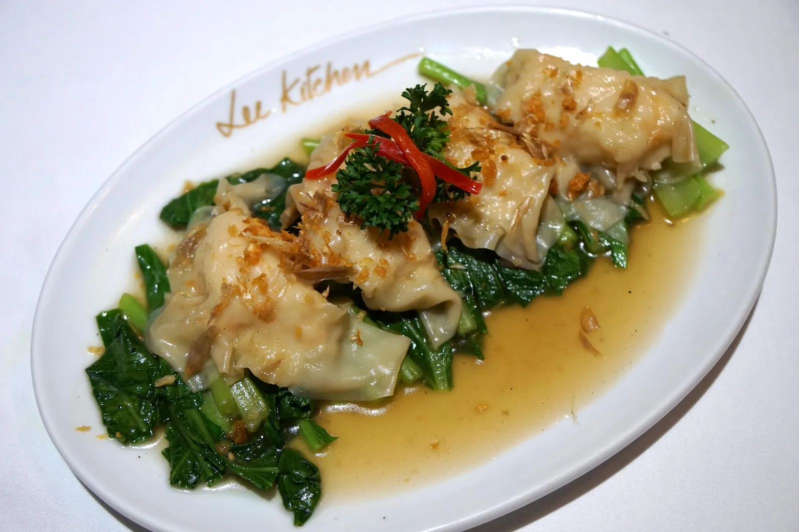 เกี๊ยวแห้ง (150+) Steamed Dumplings Topped Soya Sauce Garlic จานที่ได้คะเเนนสูงที่สุดเเละว้าวที่สุดสำหรับเราในวันนี้คือเมนูง่ายๆอย่างเกี๊ยวแห้ง แป้งเกี๊ยวสีเหลือง เนื้อสัมผัสนุ่มเเต่ไม่เละ มีความกรึบนิดๆ ยัดไส้กุ้งสดๆด้านในรสหวานธรรมชาติ เป็นจานที่ลังเลมากว่าจะให้คะเเนน 14 หรือ 15 ดี อร่อยสู่ร้านดังๆในเมืองจีนได้เลย (15/20)