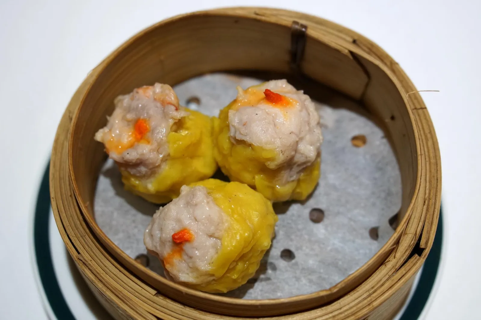 ขนมจีบ (72+) Siew Mai Pork ขนมจีบเเม้หน้าตาไม่สวย เเต่เนื้อหมูเเน่นเเละนุ่มกว่าที่คิด แป้งเกี๊ยวด้านนอกไม่หนาจนเกืนไป รสหวานธรรมชาติ เเนะนำให้ทานเปล่าๆได้เลย อร่อยเเบบไม่ต้องจิ้มน้ำจิ้ม (12/20)