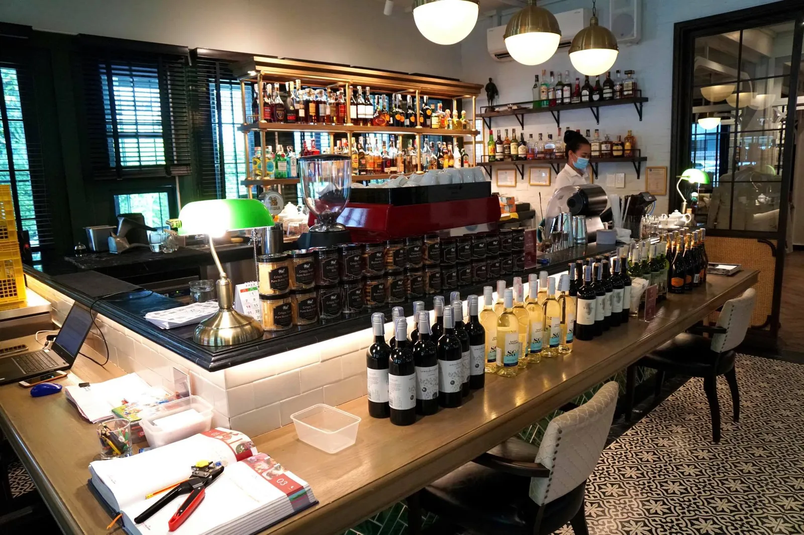 ลูกค้าสามารถเลือกนั่งที่บริเวณบาร์ที่มี Mixologist คอยชงเครื่องดื่มให้